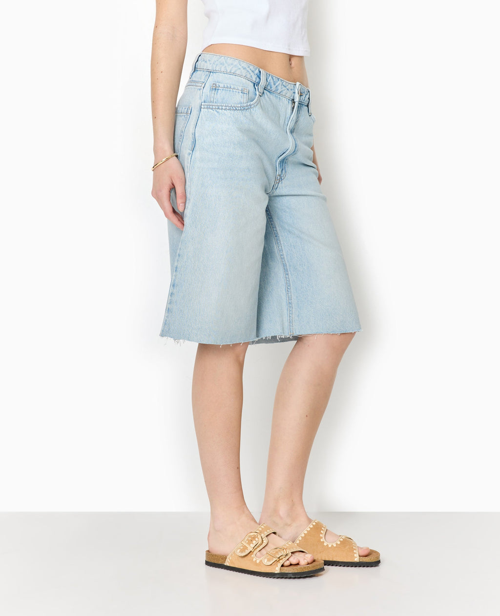 Bermuda large en jean taille basse bas coupés