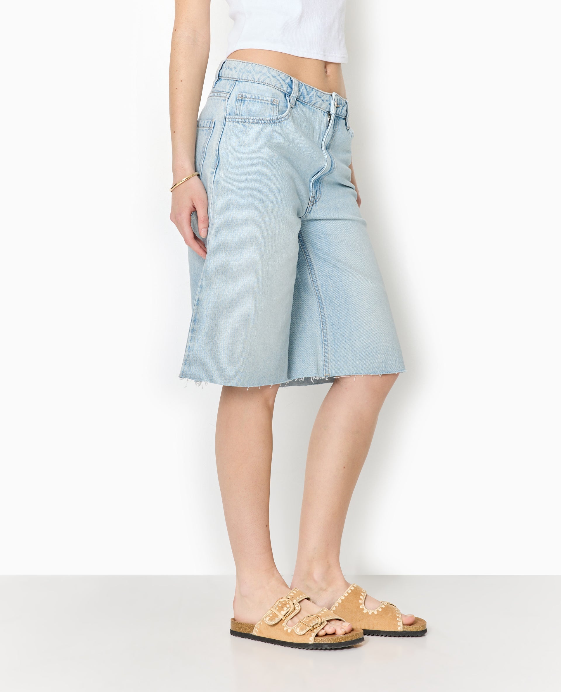 Bermuda large en jean taille basse bas coupés