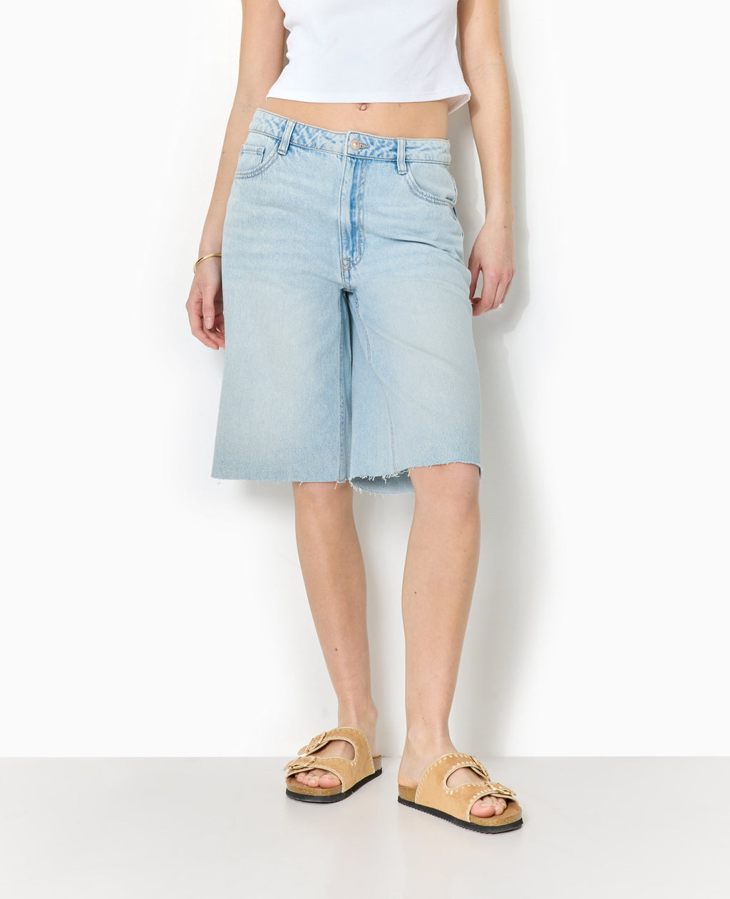 Bermuda large en jean taille basse bas coupés