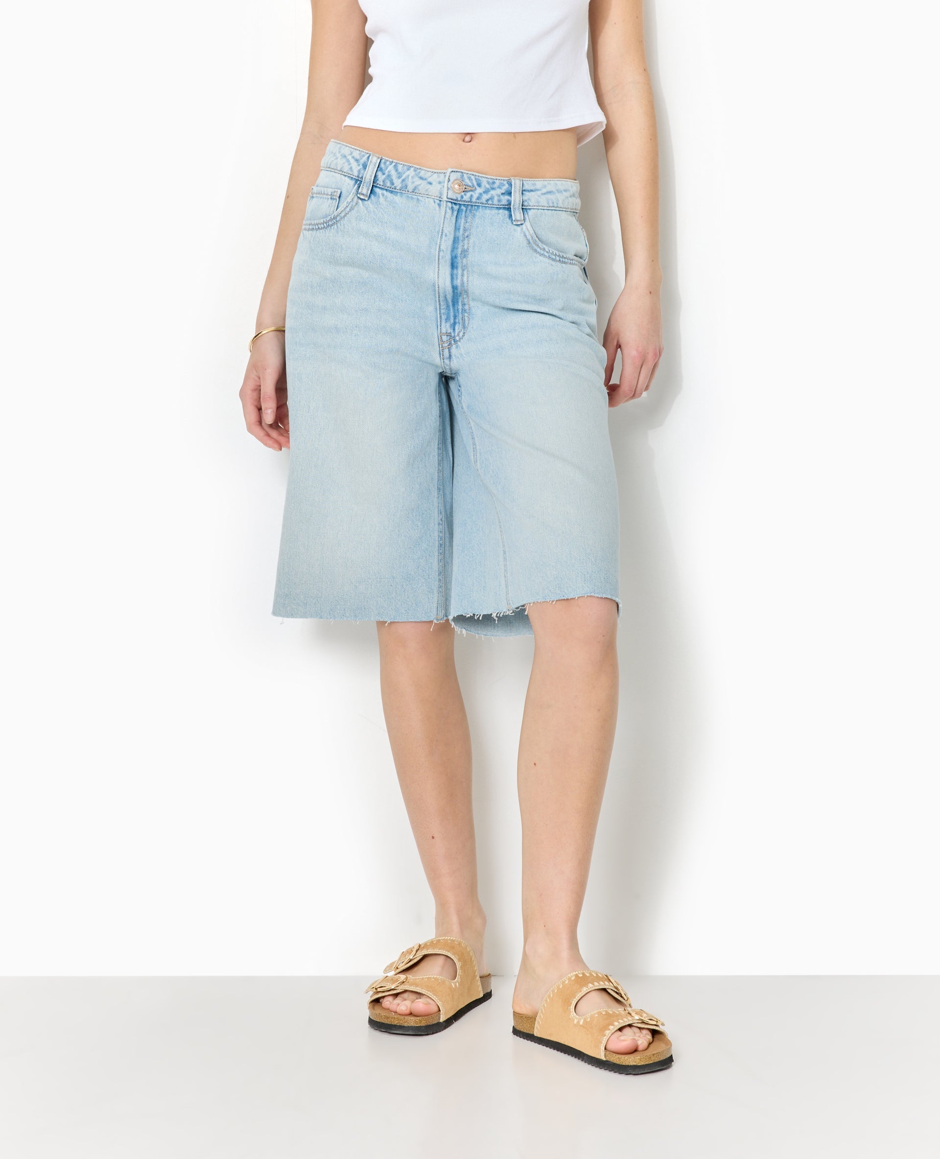 Bermuda large en jean taille basse bas coupés