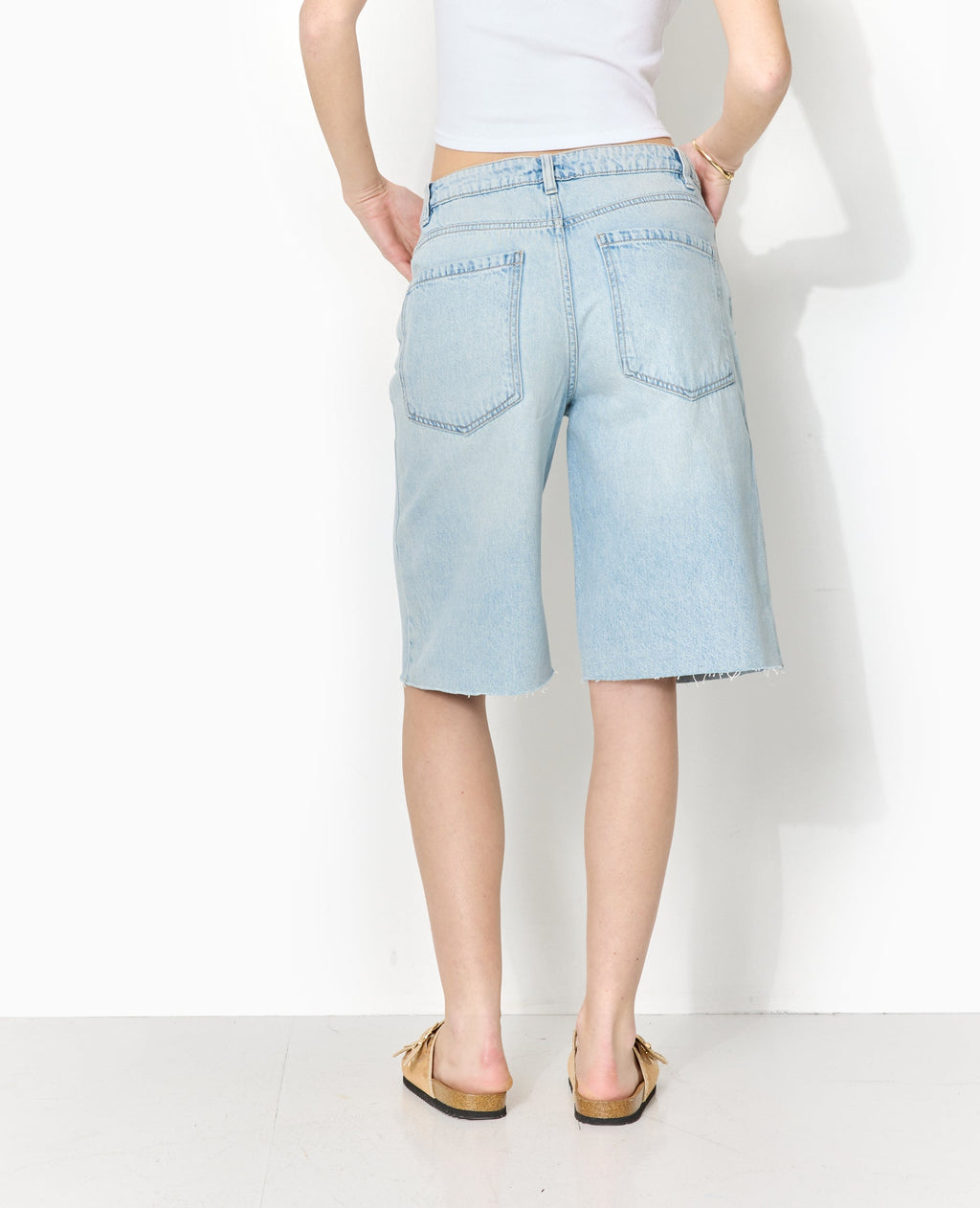 Bermuda large en jean taille basse bas coupés