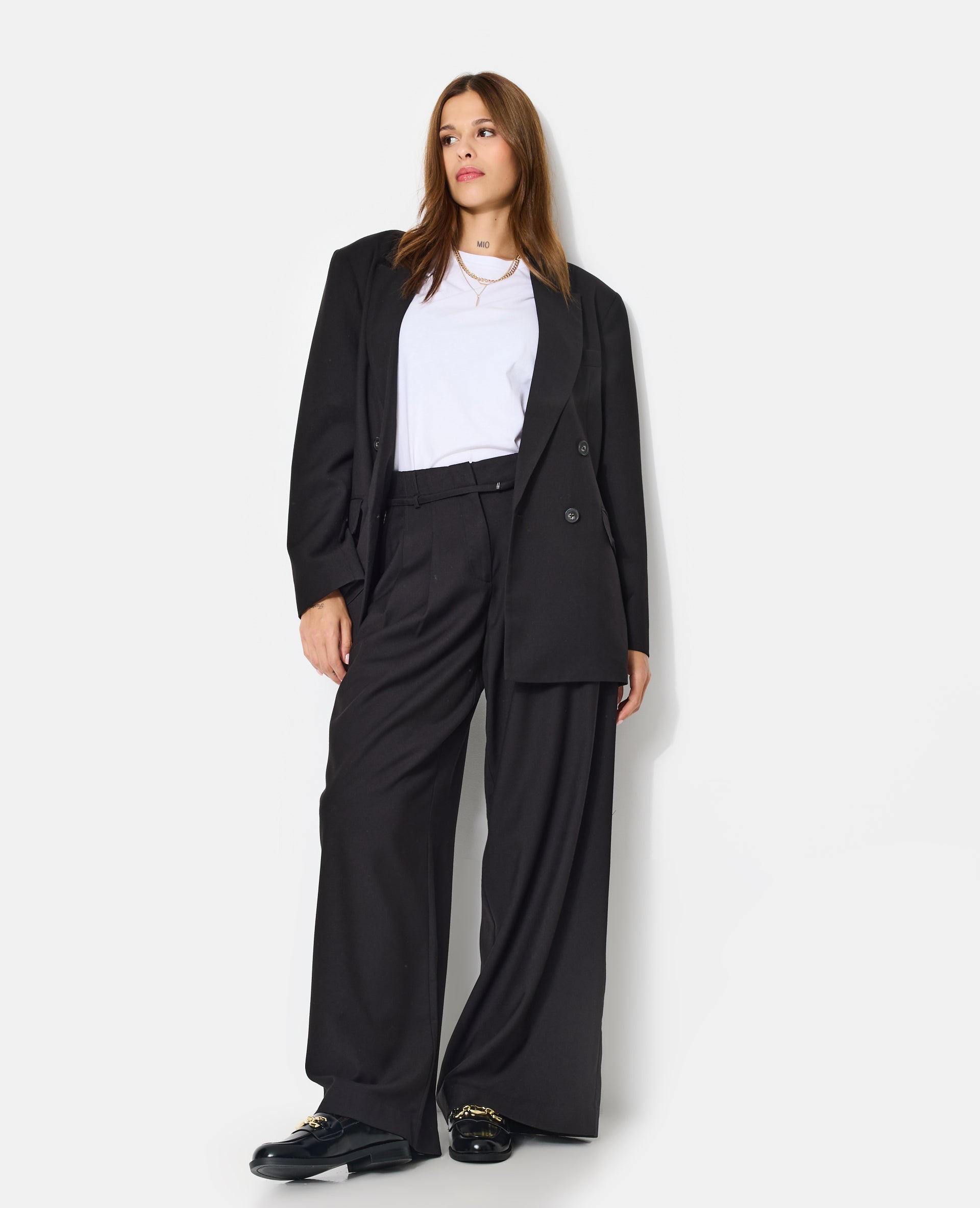 Pantalon large et droit avec taille haute et ceinture