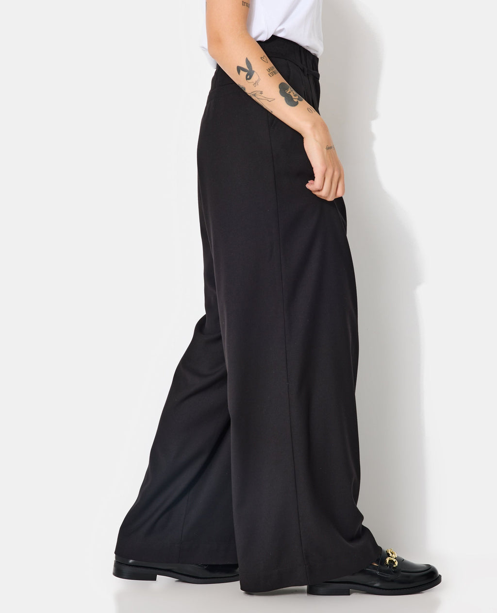 Pantalon large et droit avec taille haute et ceinture