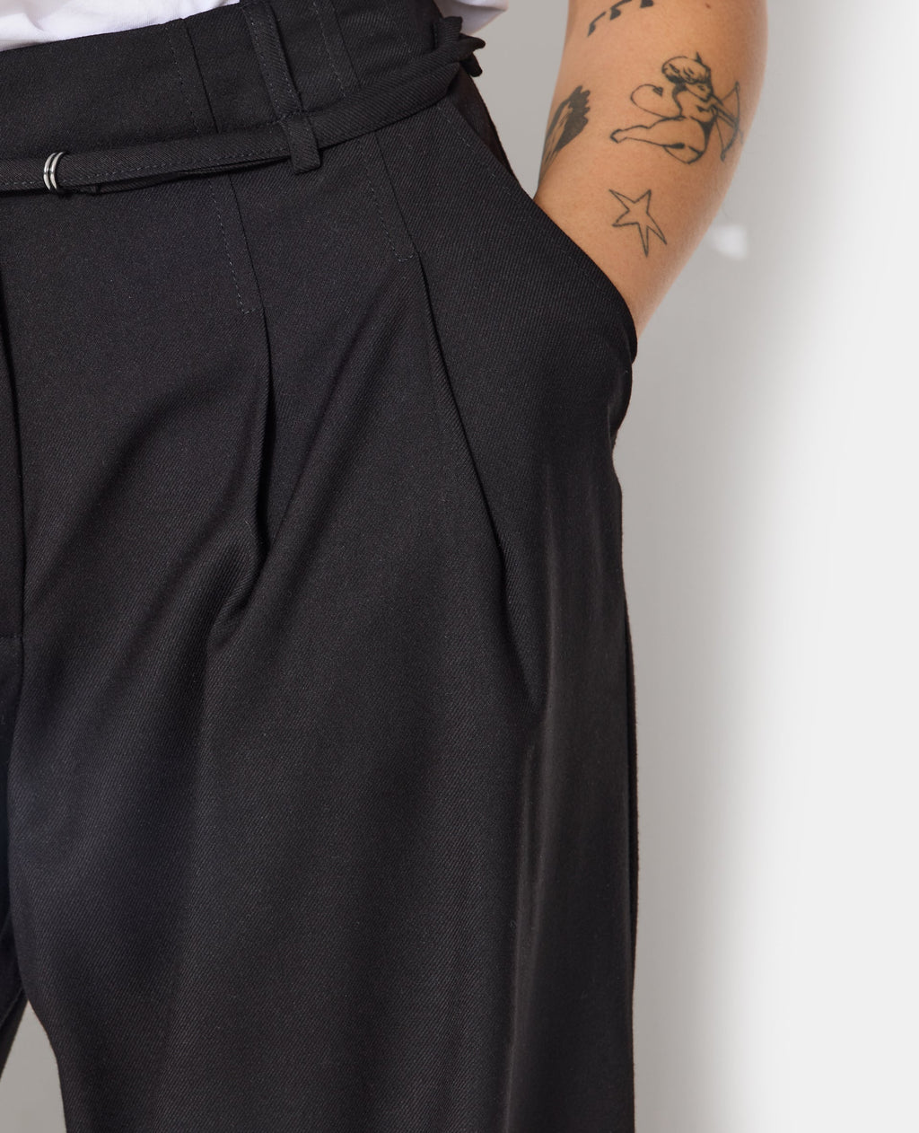 Pantalon large et droit avec taille haute et ceinture