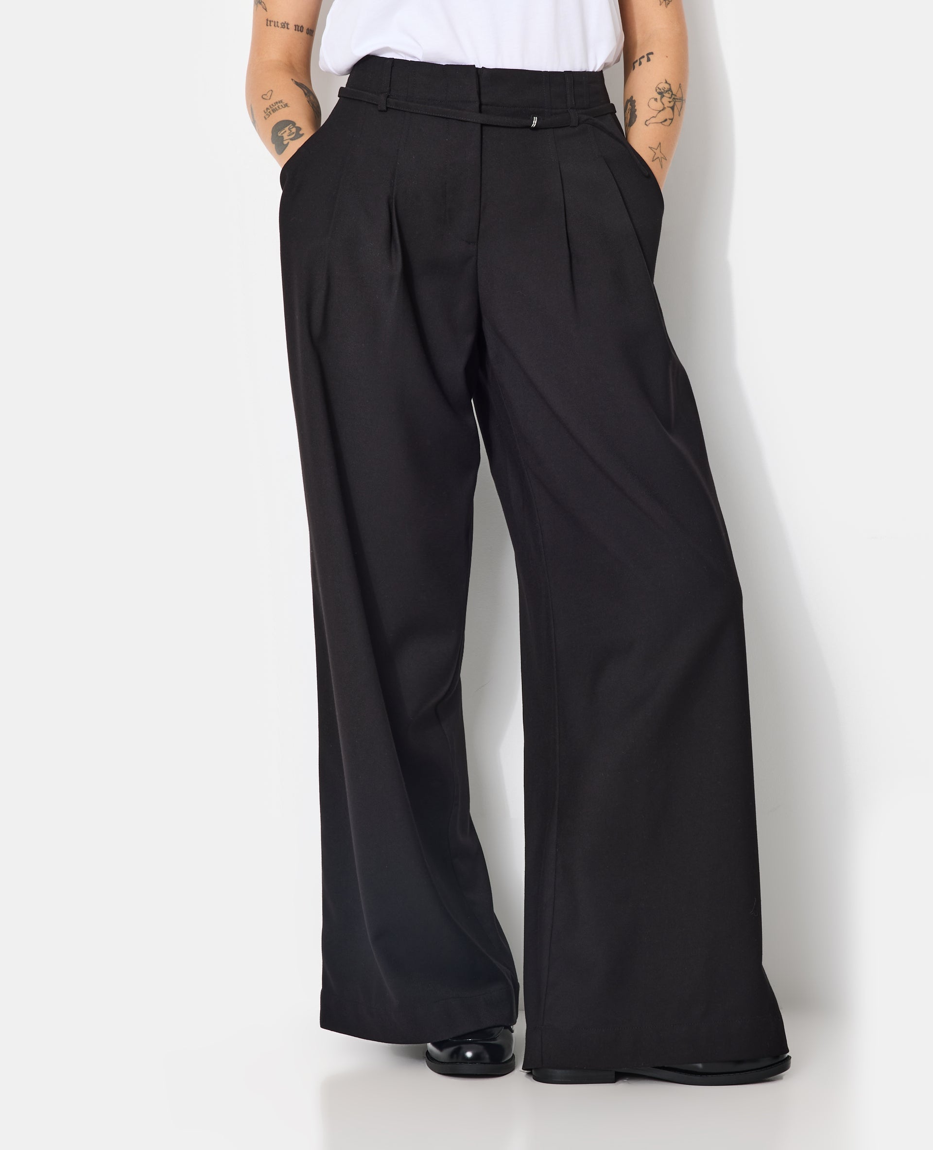Pantalon large et droit avec taille haute et ceinture