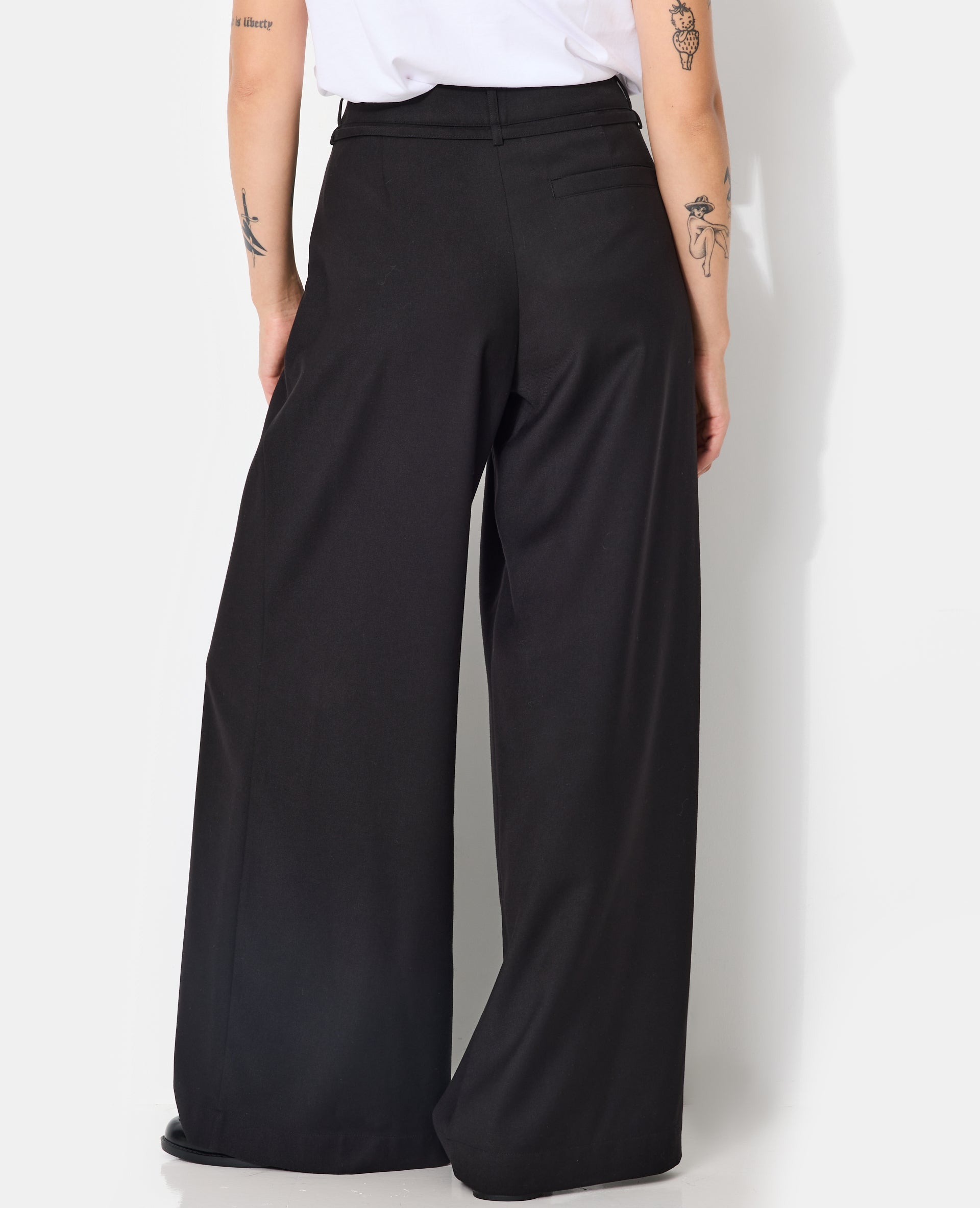 Pantalon large et droit avec taille haute et ceinture