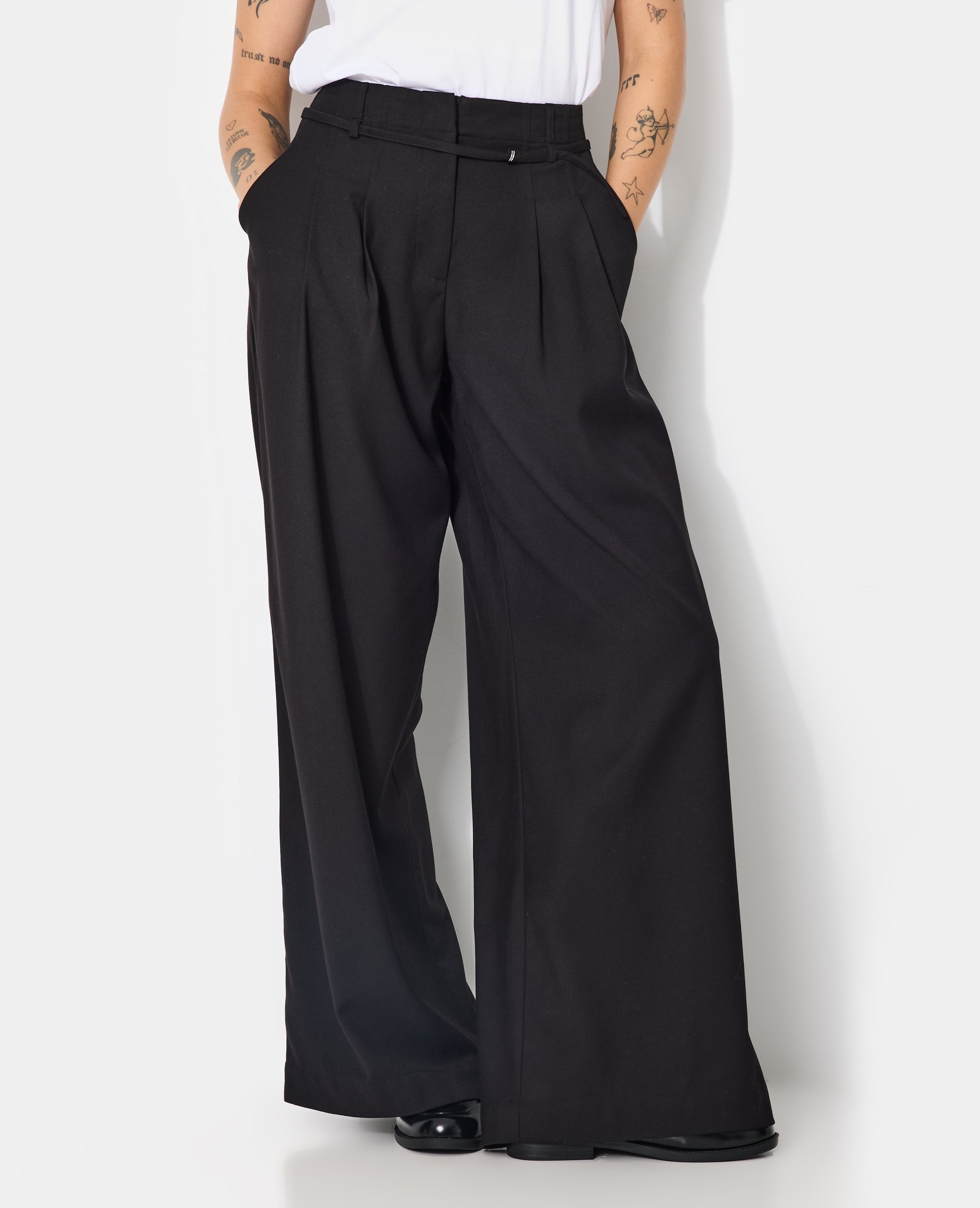 Pantalon large et droit avec taille haute et ceinture