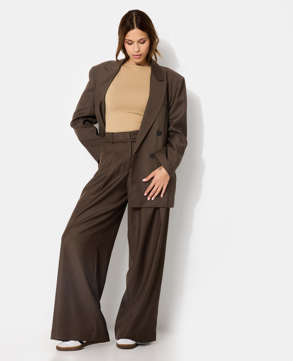 Pantalon large et droit avec taille haute et ceinture