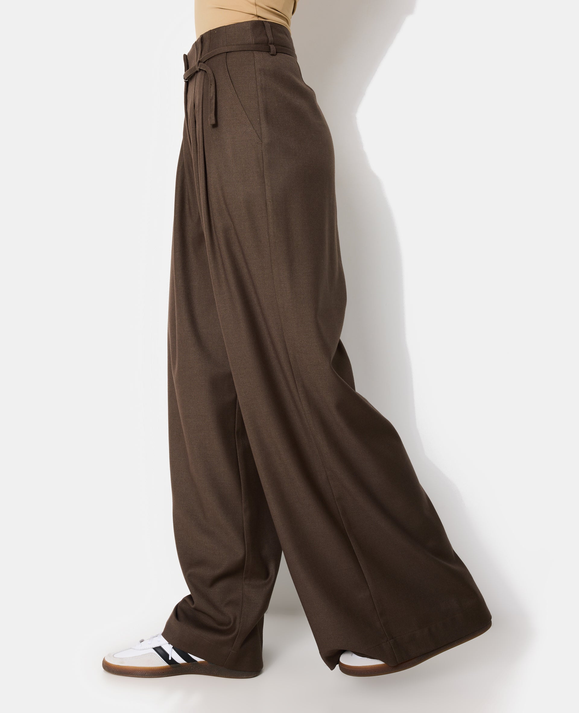 Pantalon large et droit avec taille haute et ceinture