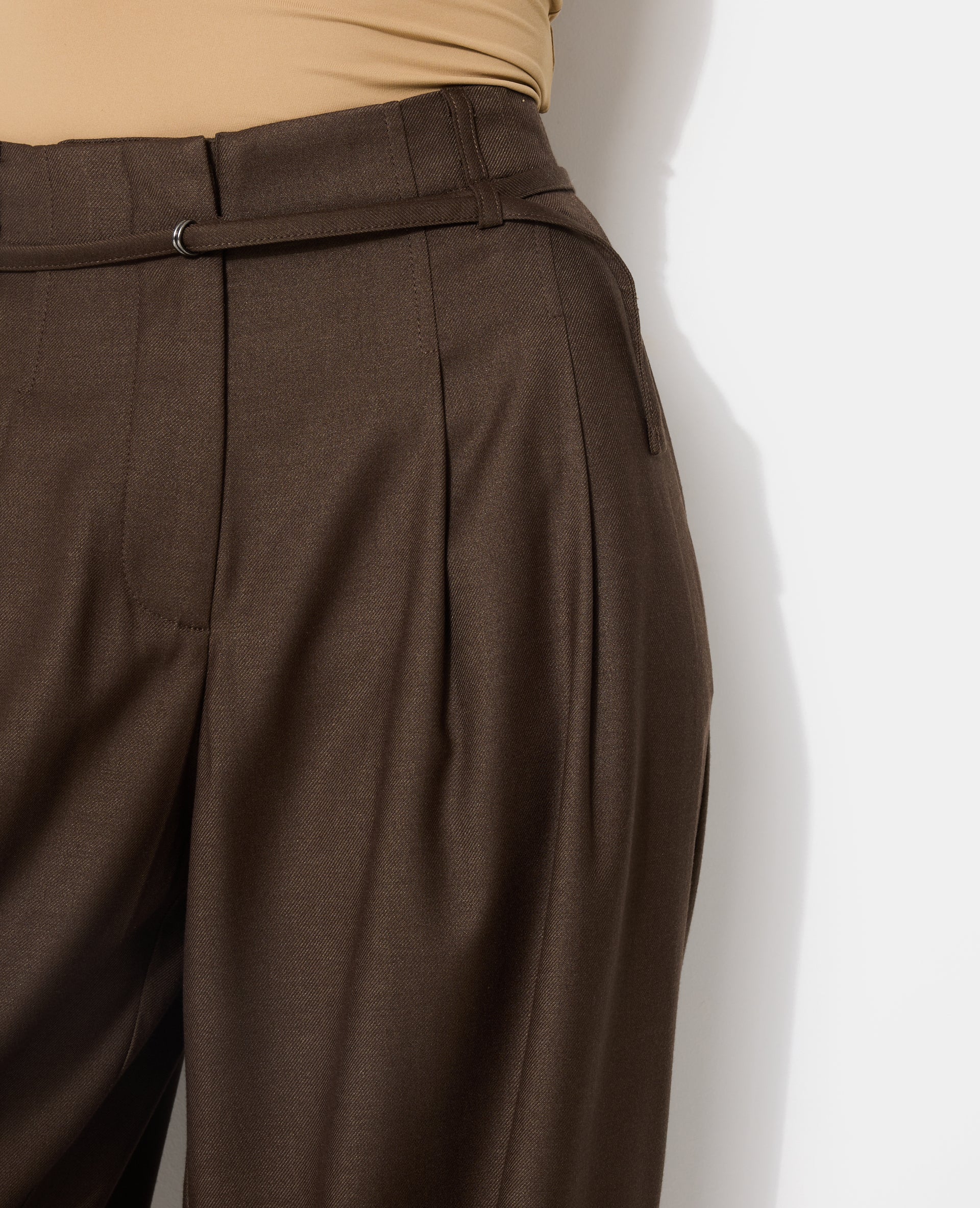 Pantalon large et droit avec taille haute et ceinture