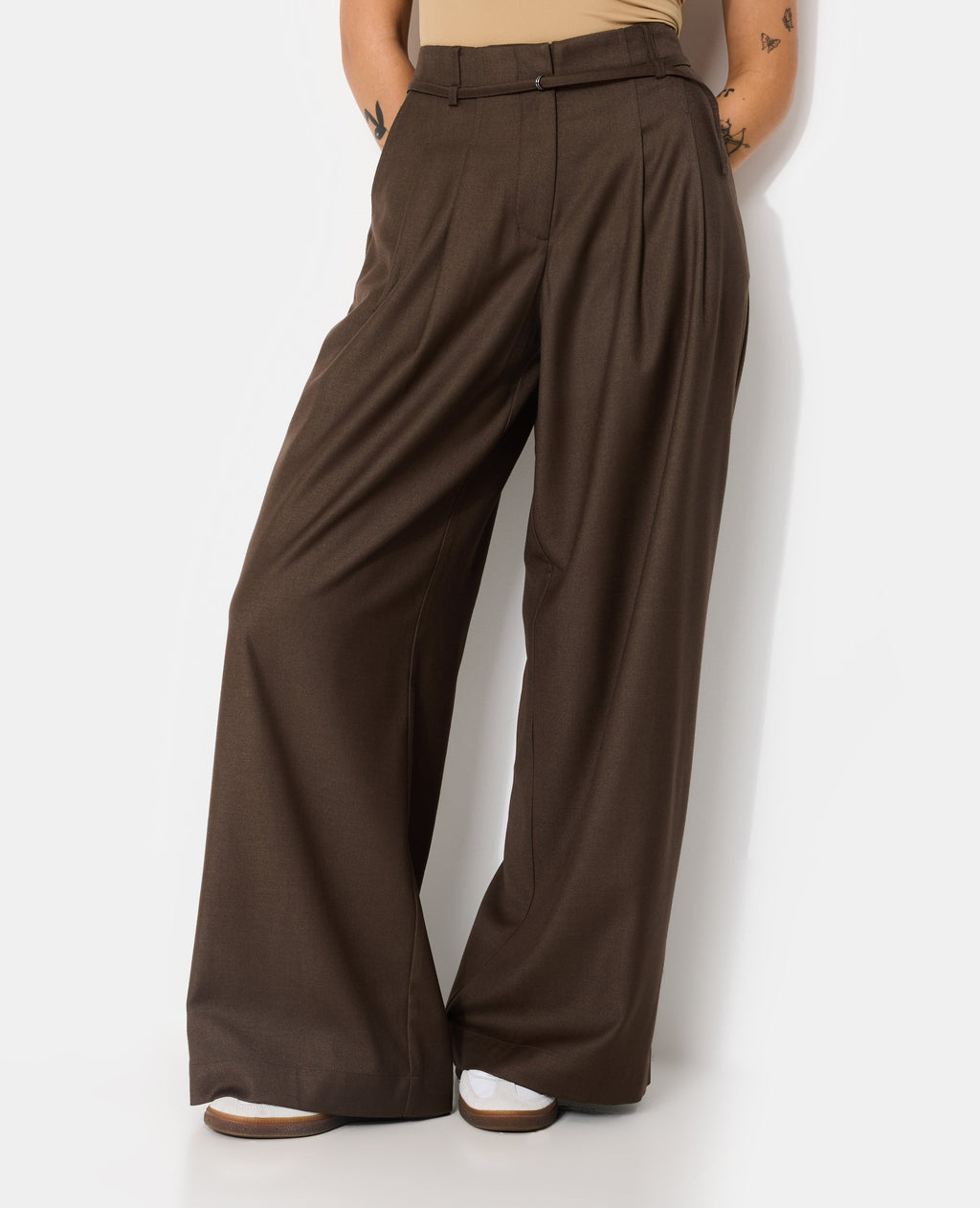 Pantalon large et droit avec taille haute et ceinture
