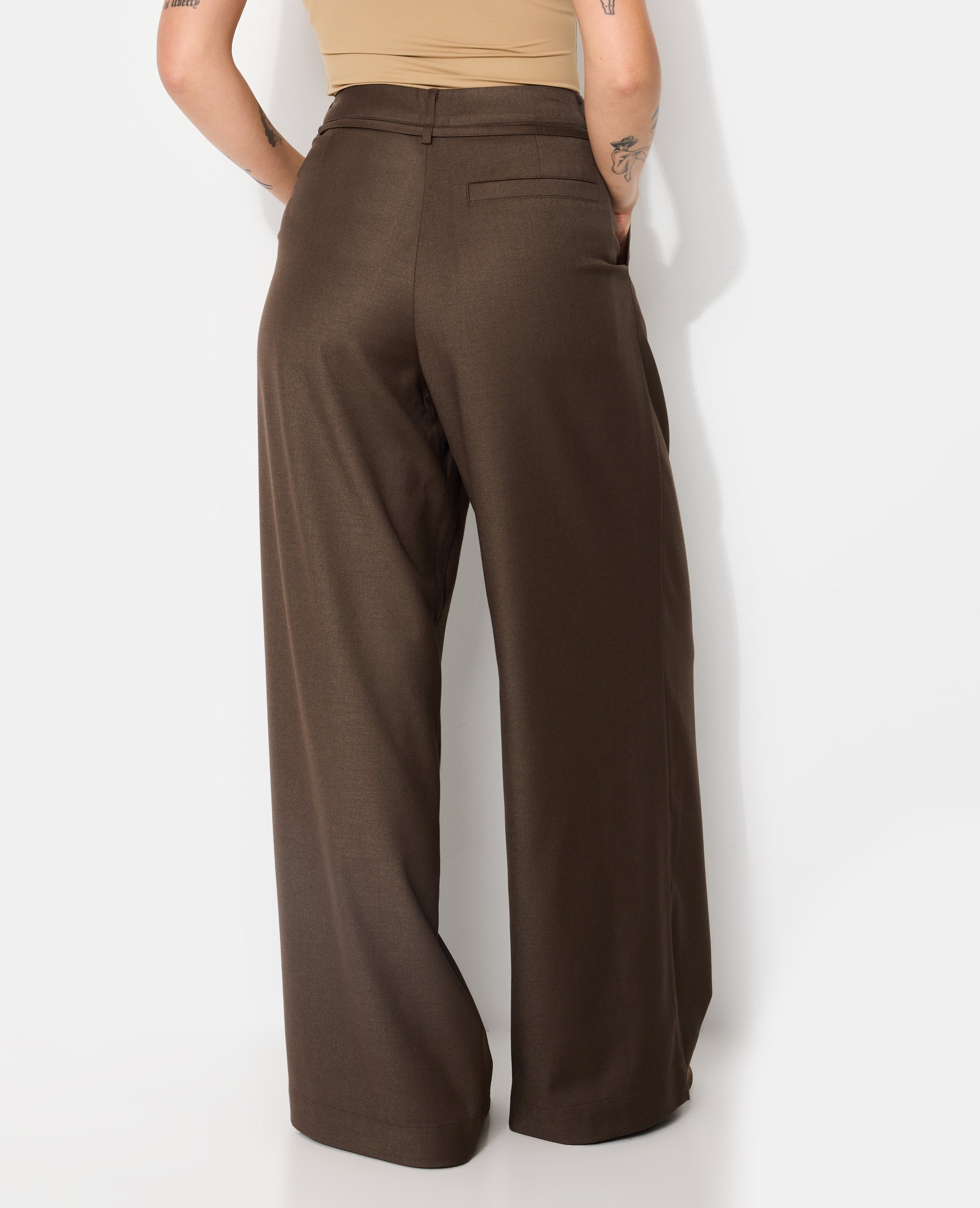 Pantalon large et droit avec taille haute et ceinture