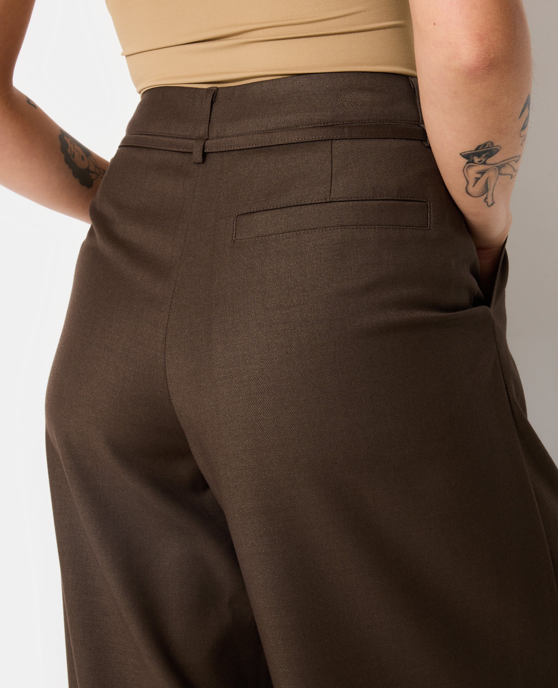Pantalon large et droit avec taille haute et ceinture
