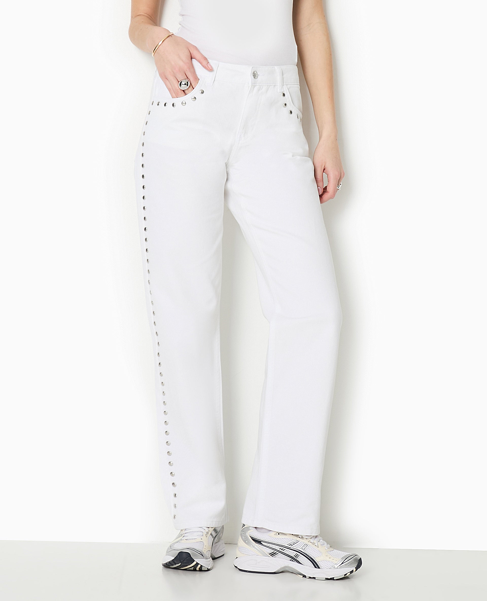 Jean straight taille basse avec clous