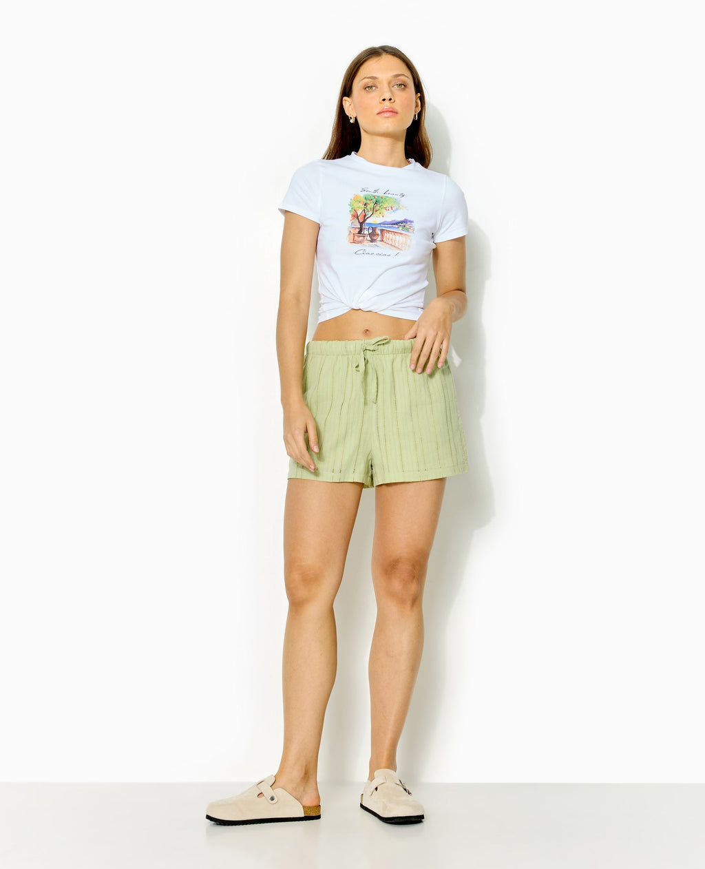 Short taille élastiquée en tissu ajouré effet rayé