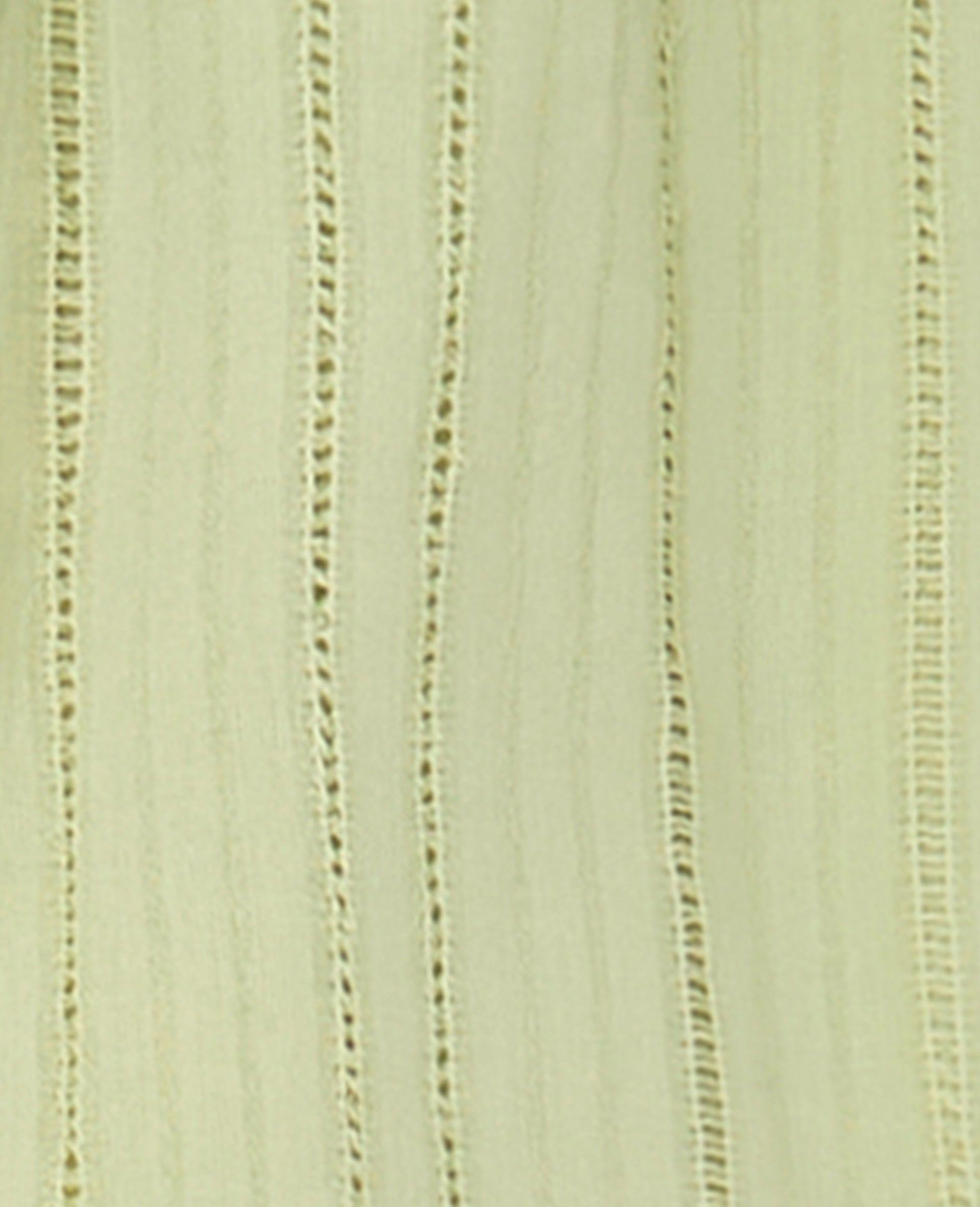 Short taille élastiquée en tissu ajouré effet rayé