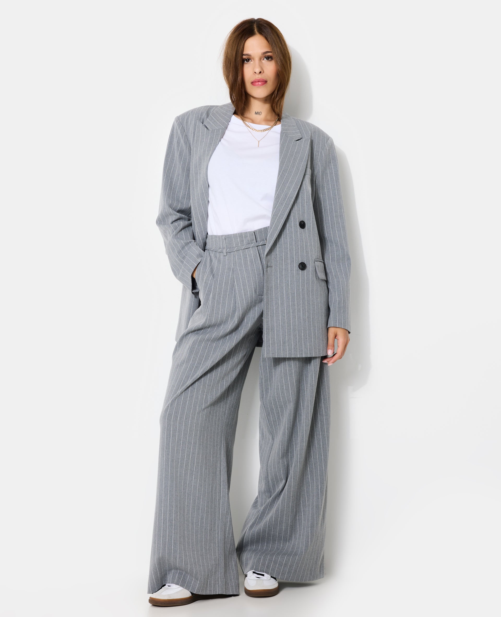 Pantalon large et droit avec fines rayures