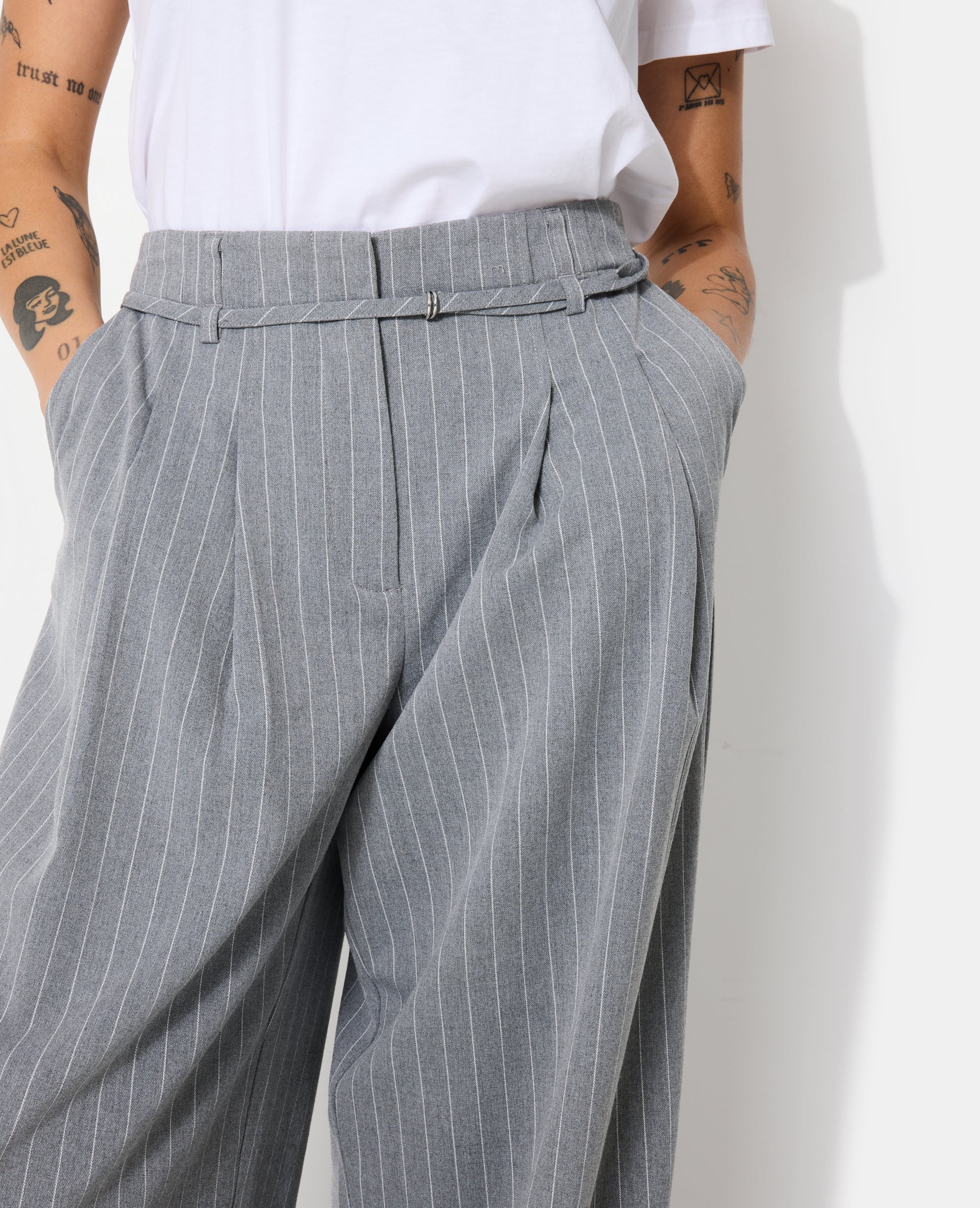 Pantalon large et droit avec fines rayures