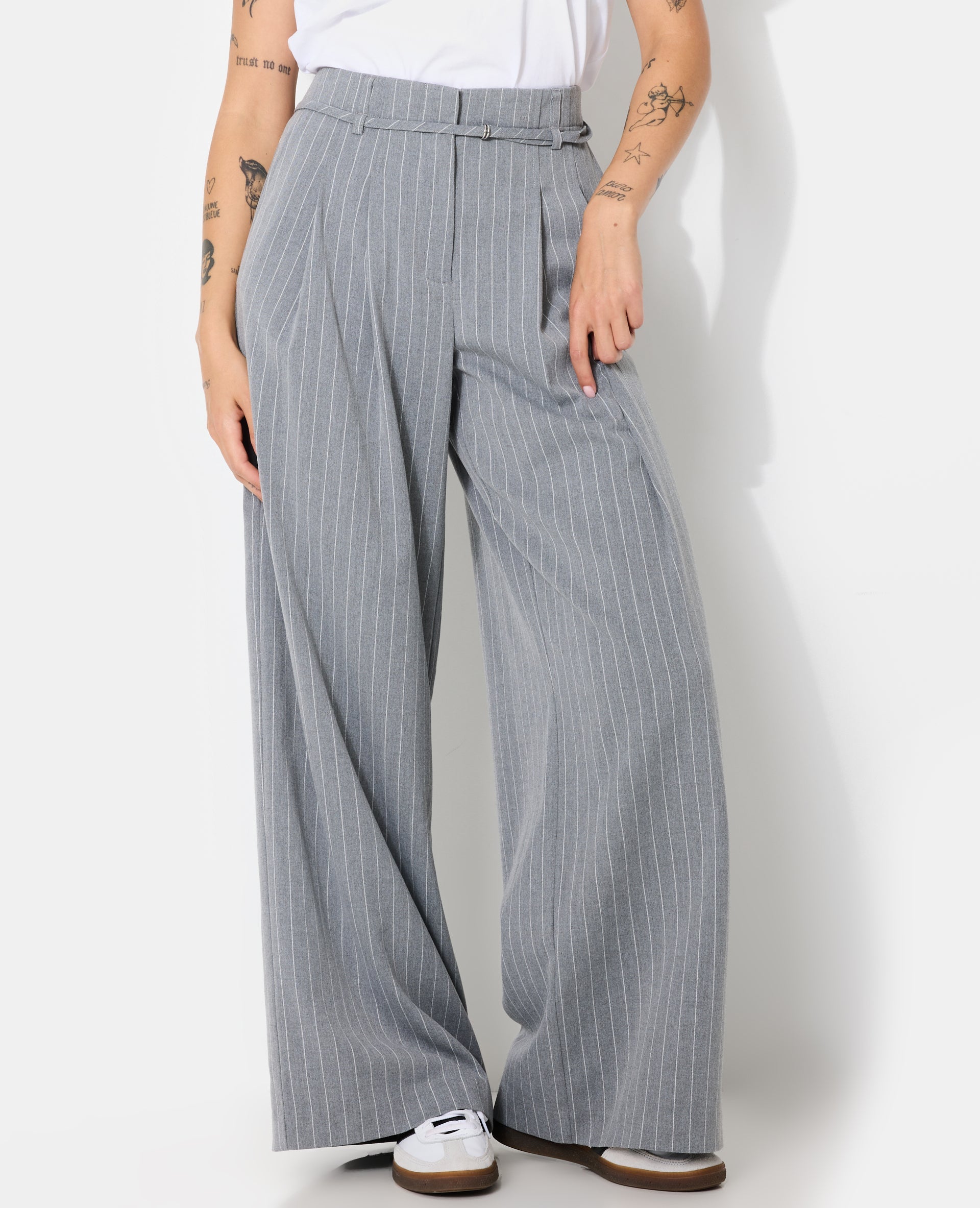Pantalon large et droit avec fines rayures