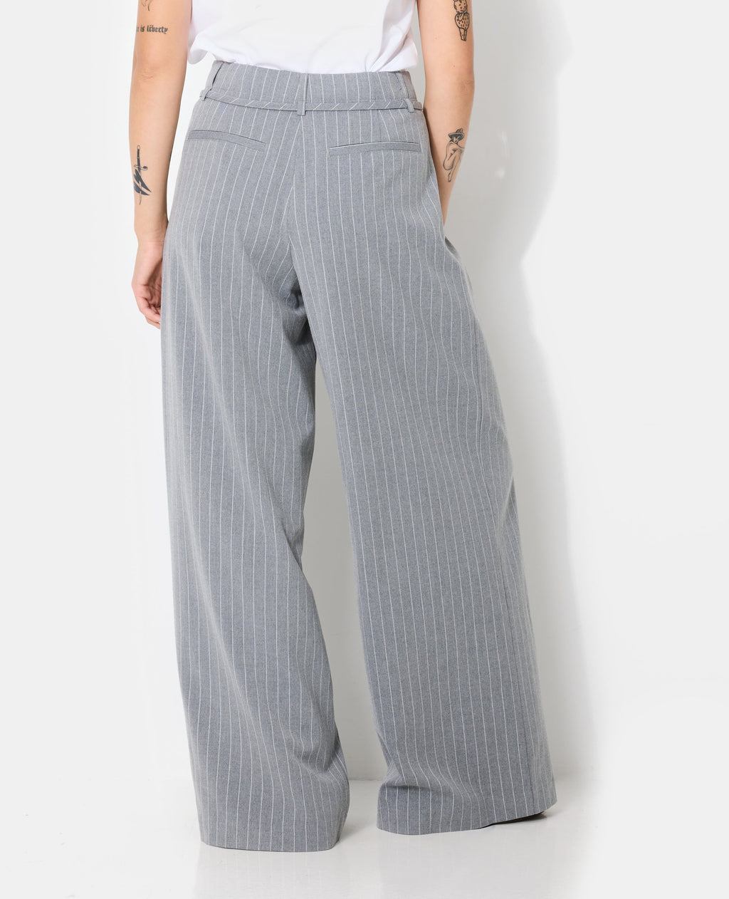 Pantalon large et droit avec fines rayures