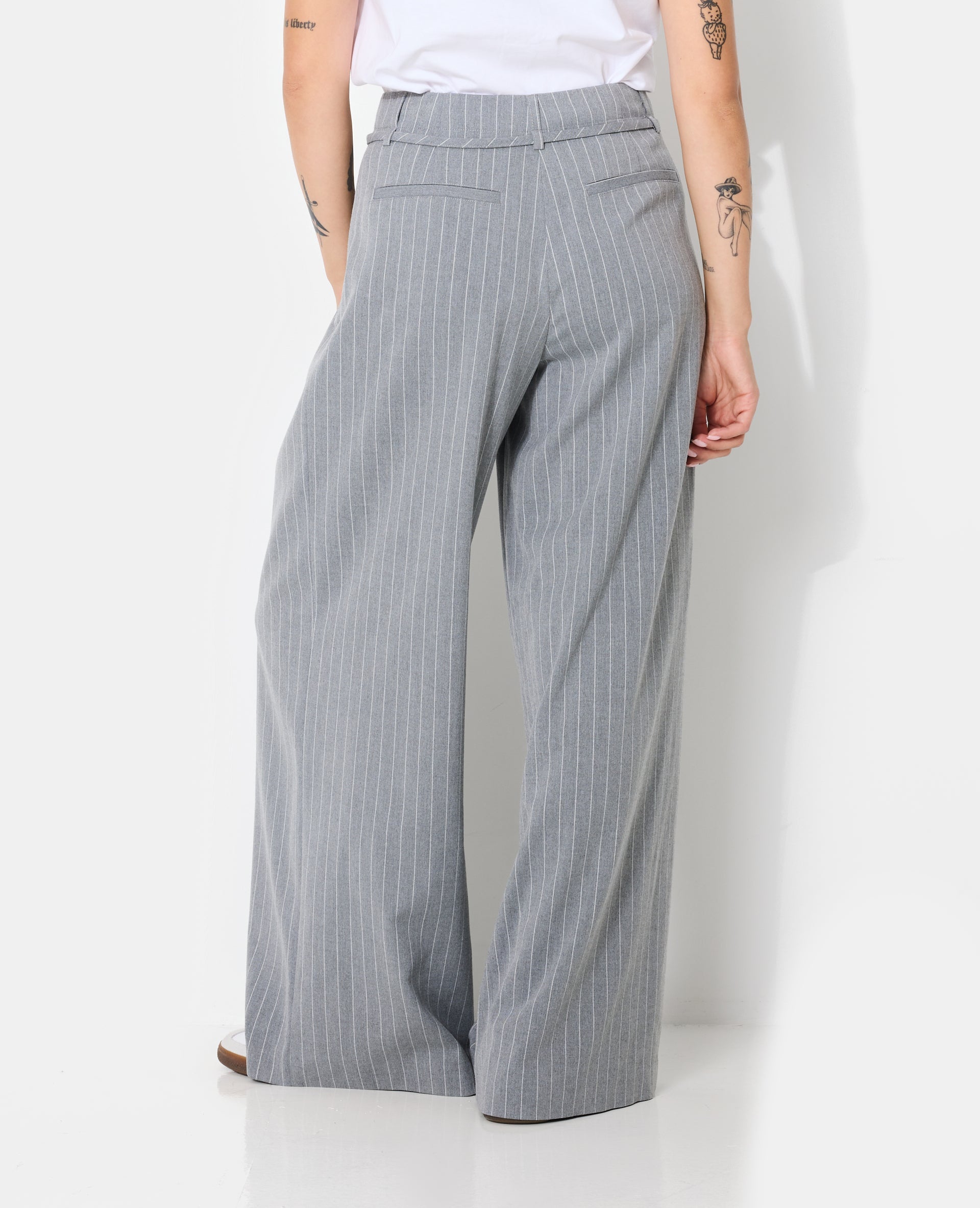 Pantalon large et droit avec fines rayures