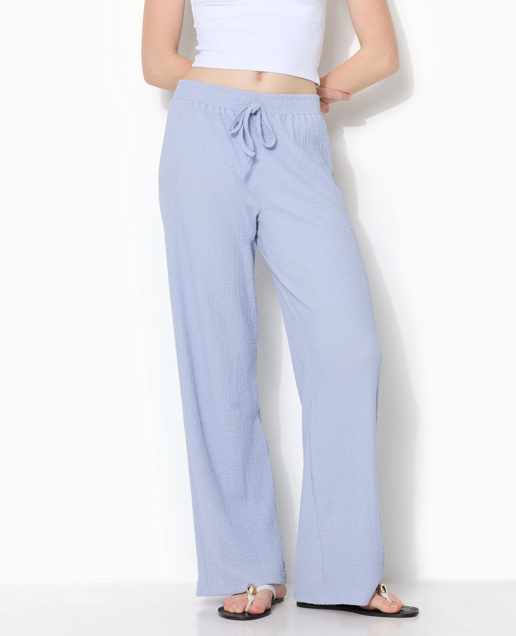 Pantalon large en tissu reliefé