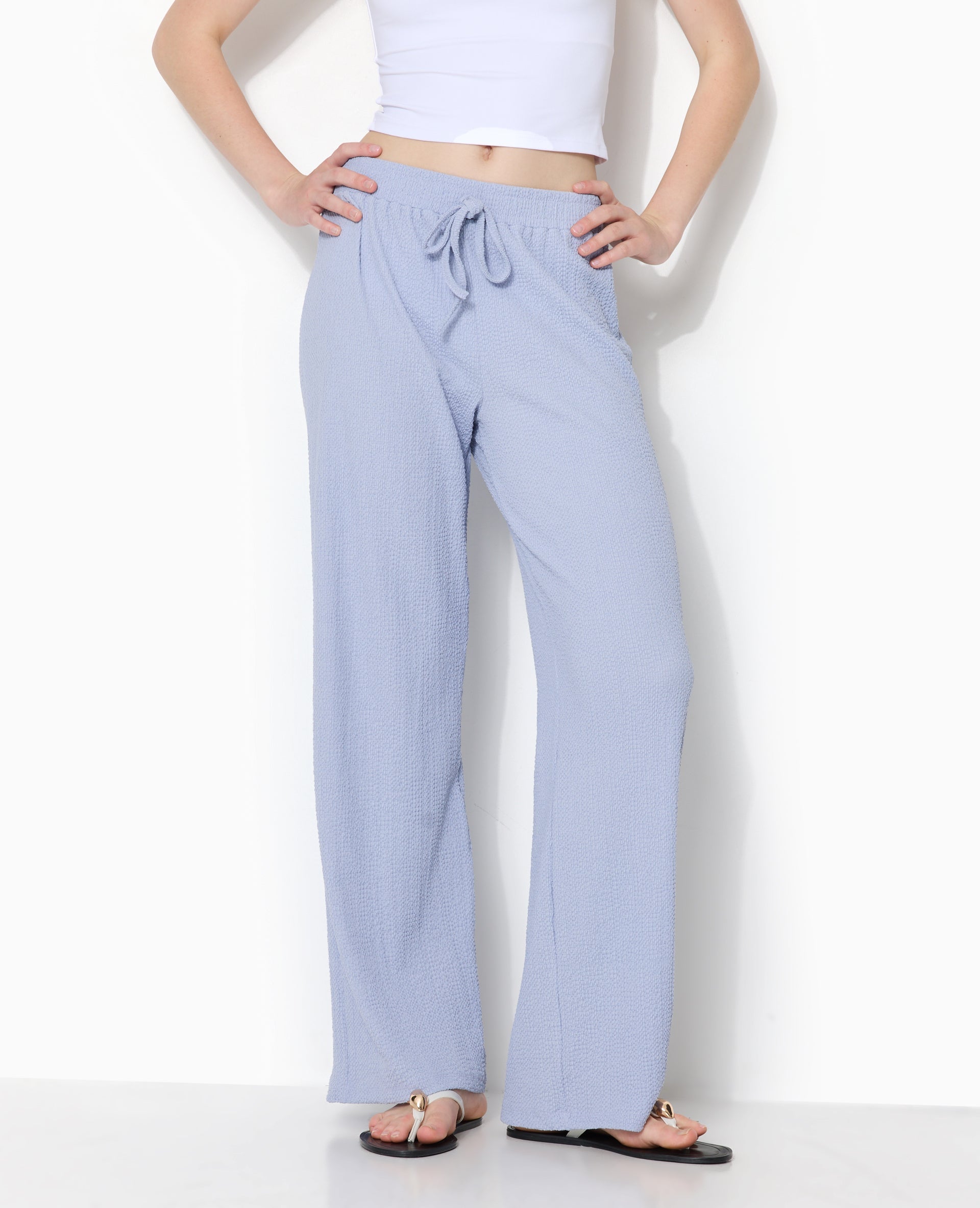 Pantalon large en tissu reliefé