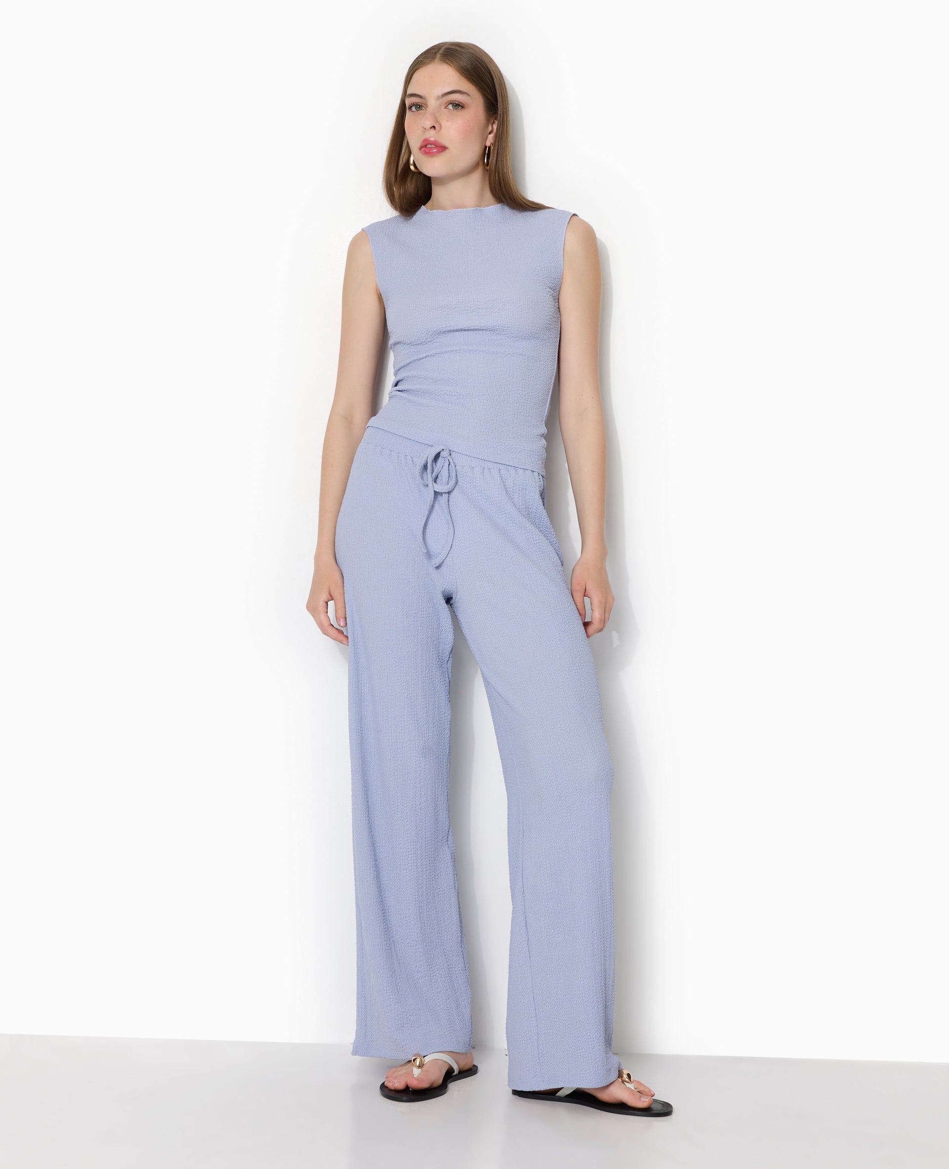 Pantalon large en tissu reliefé