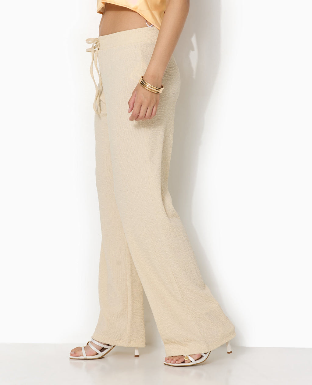 Pantalon large en tissu reliefé
