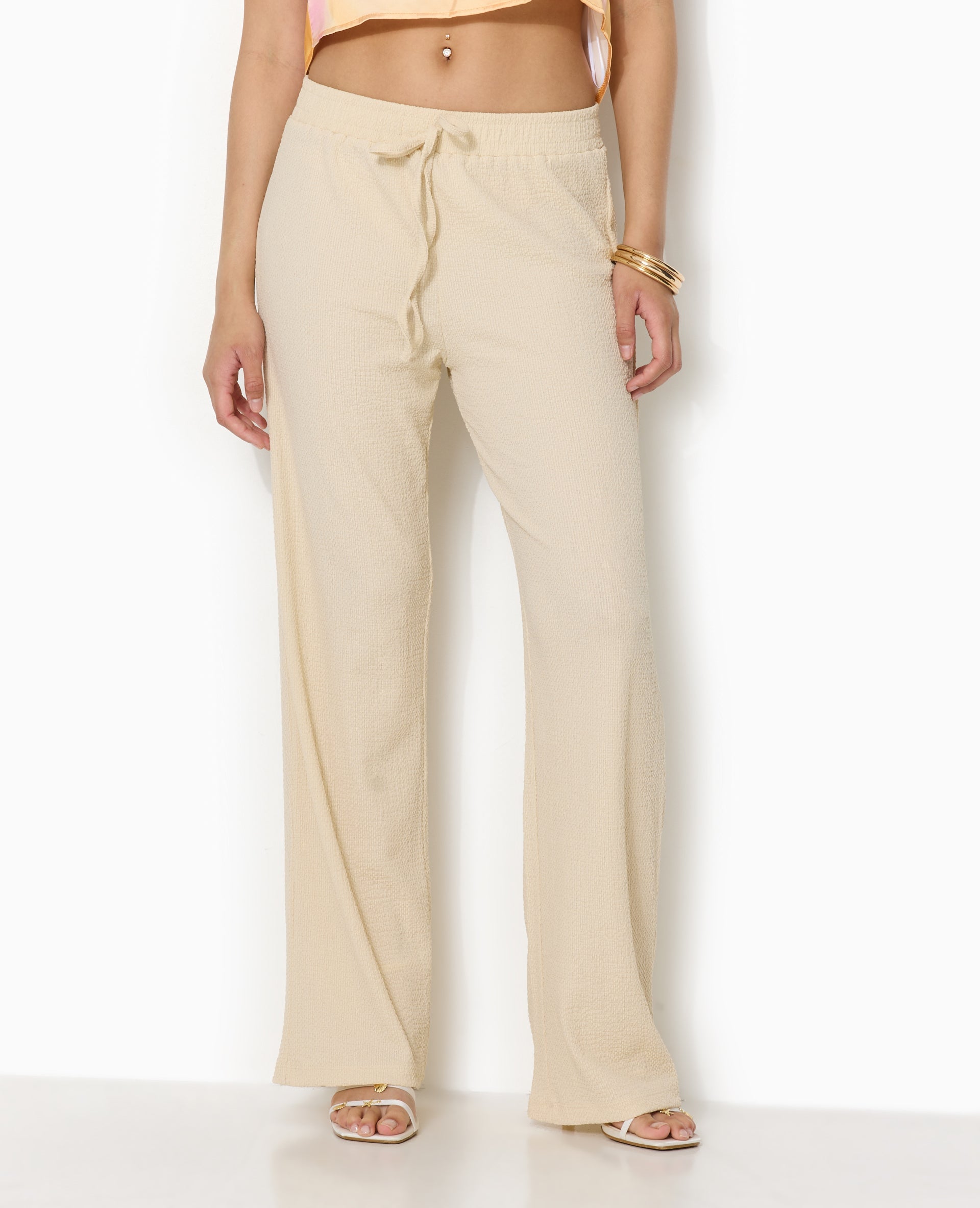 Pantalon large en tissu reliefé