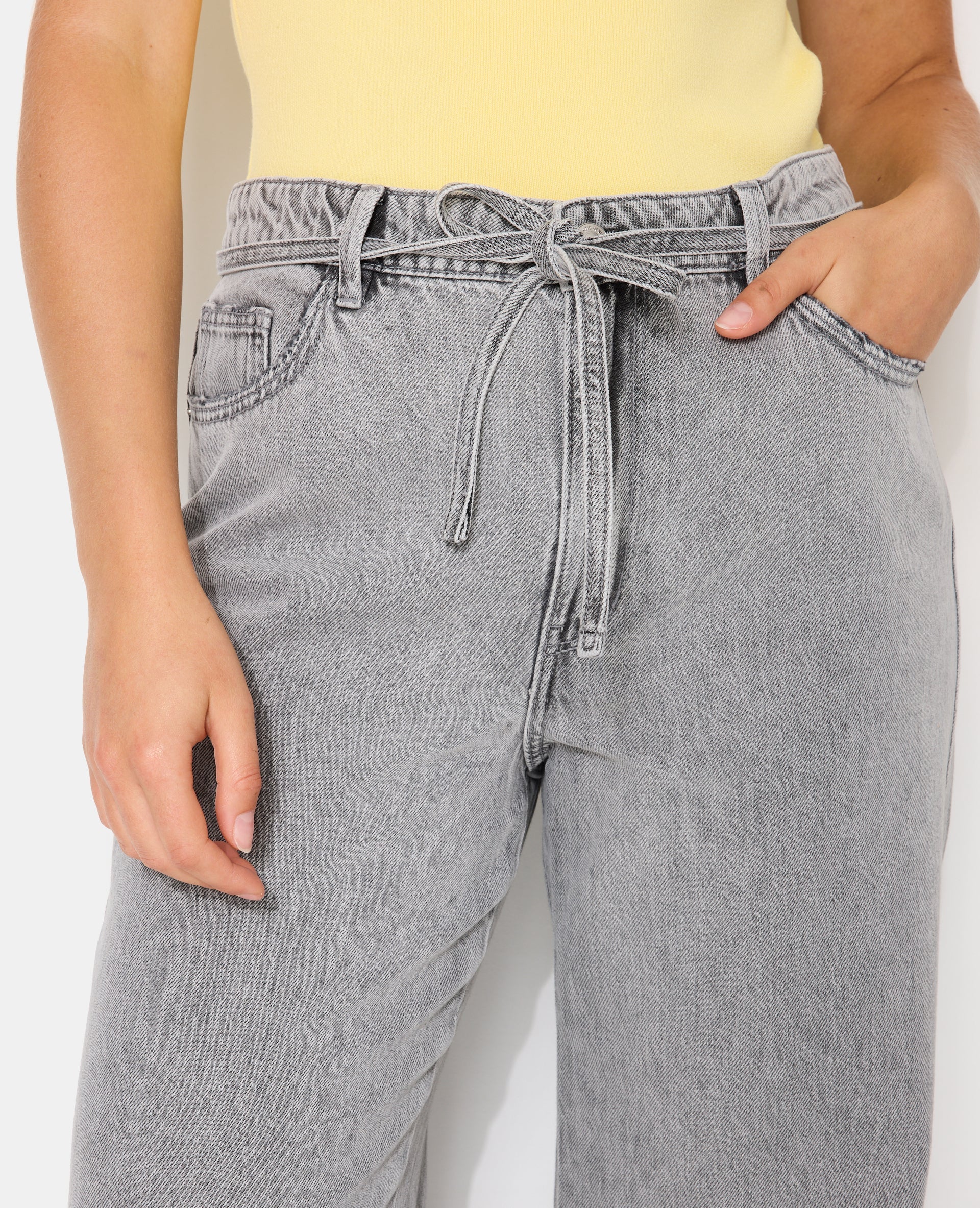 Jean baggy taille basse avec ceinture à nouer