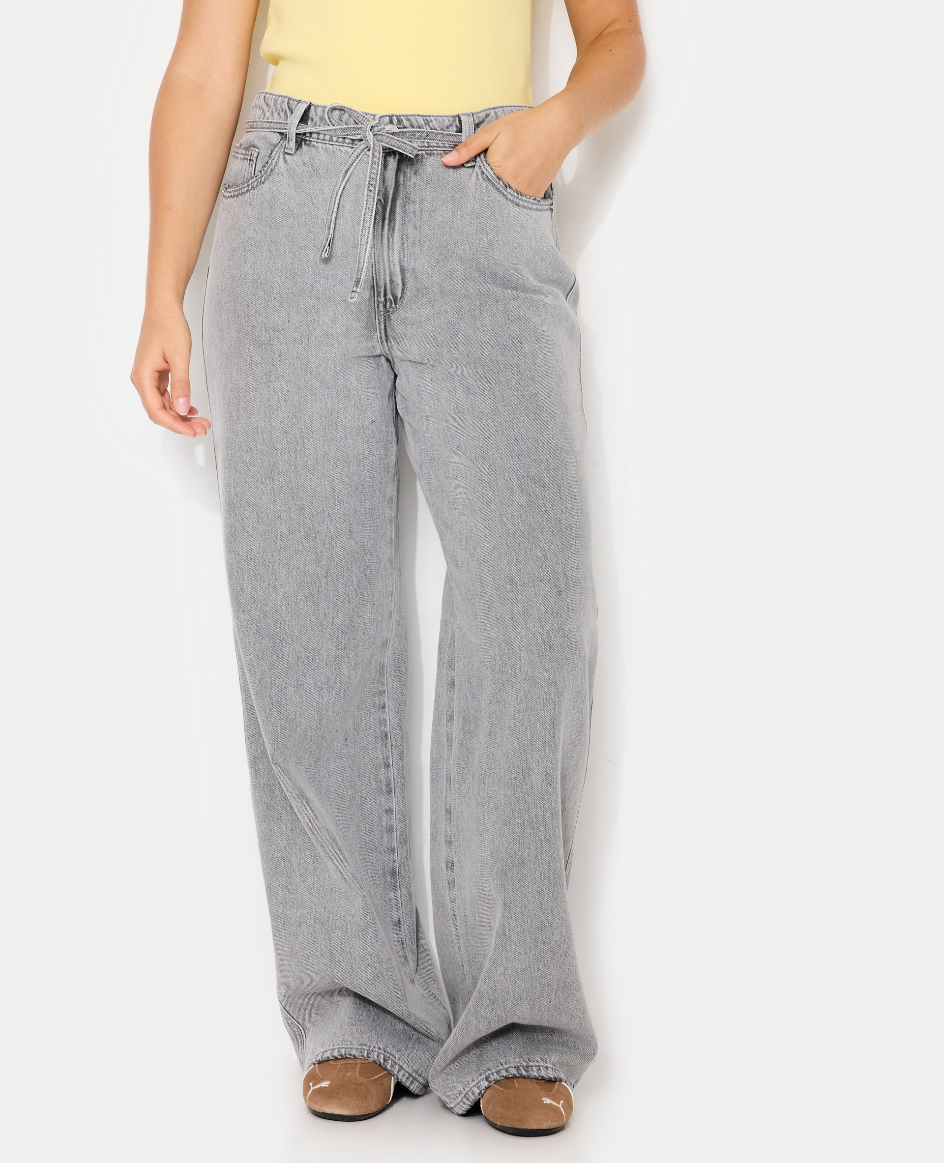 Jean baggy taille basse avec ceinture à nouer