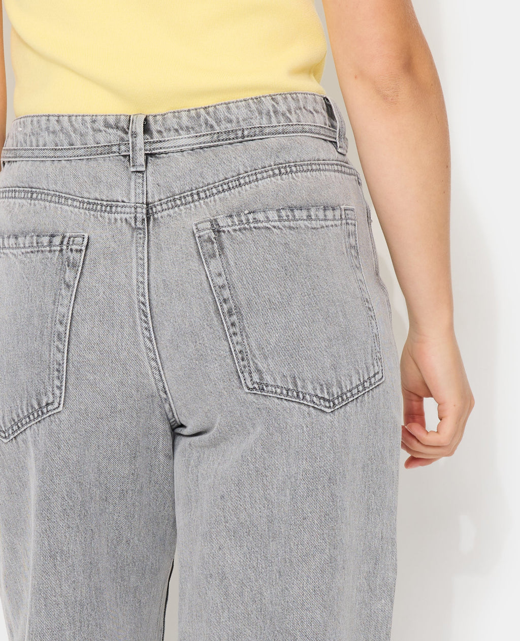 Jean baggy taille basse avec ceinture à nouer