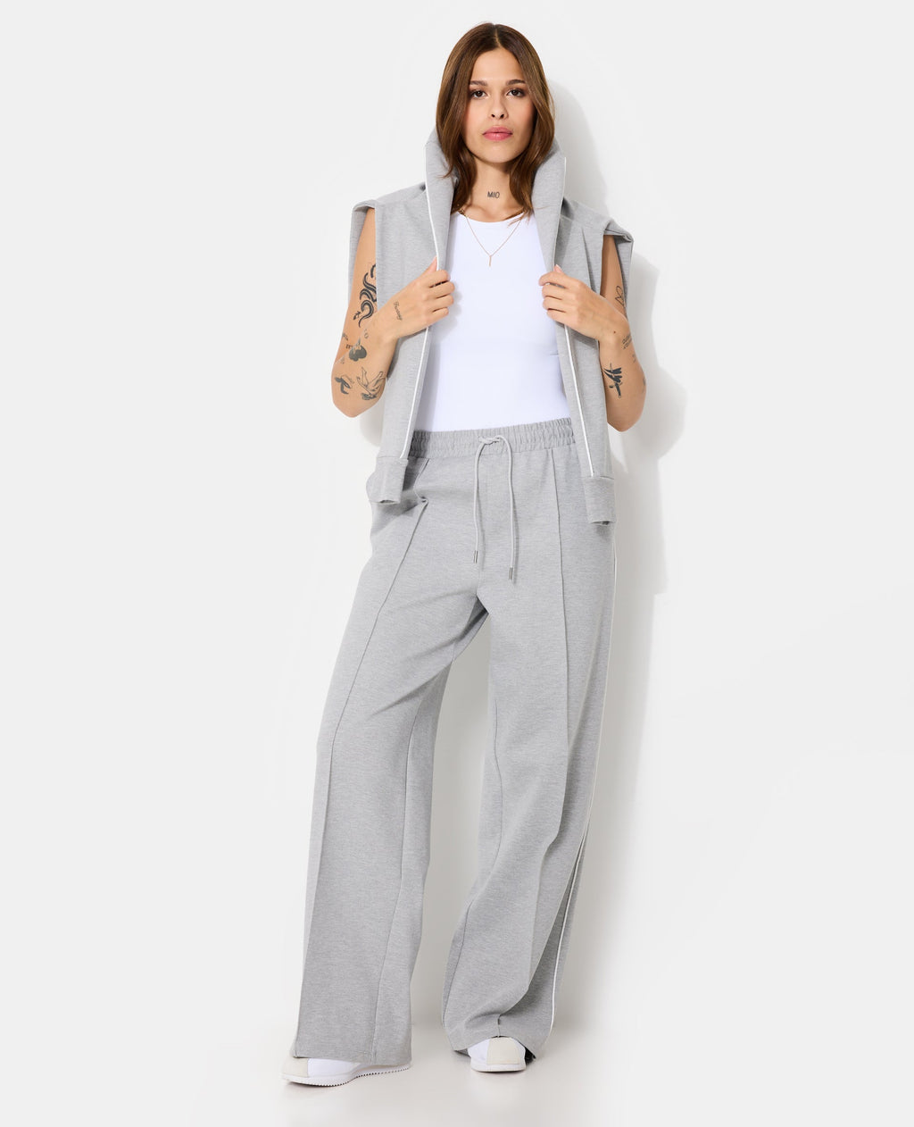 Pantalon esprit sport avec pinces et liserés