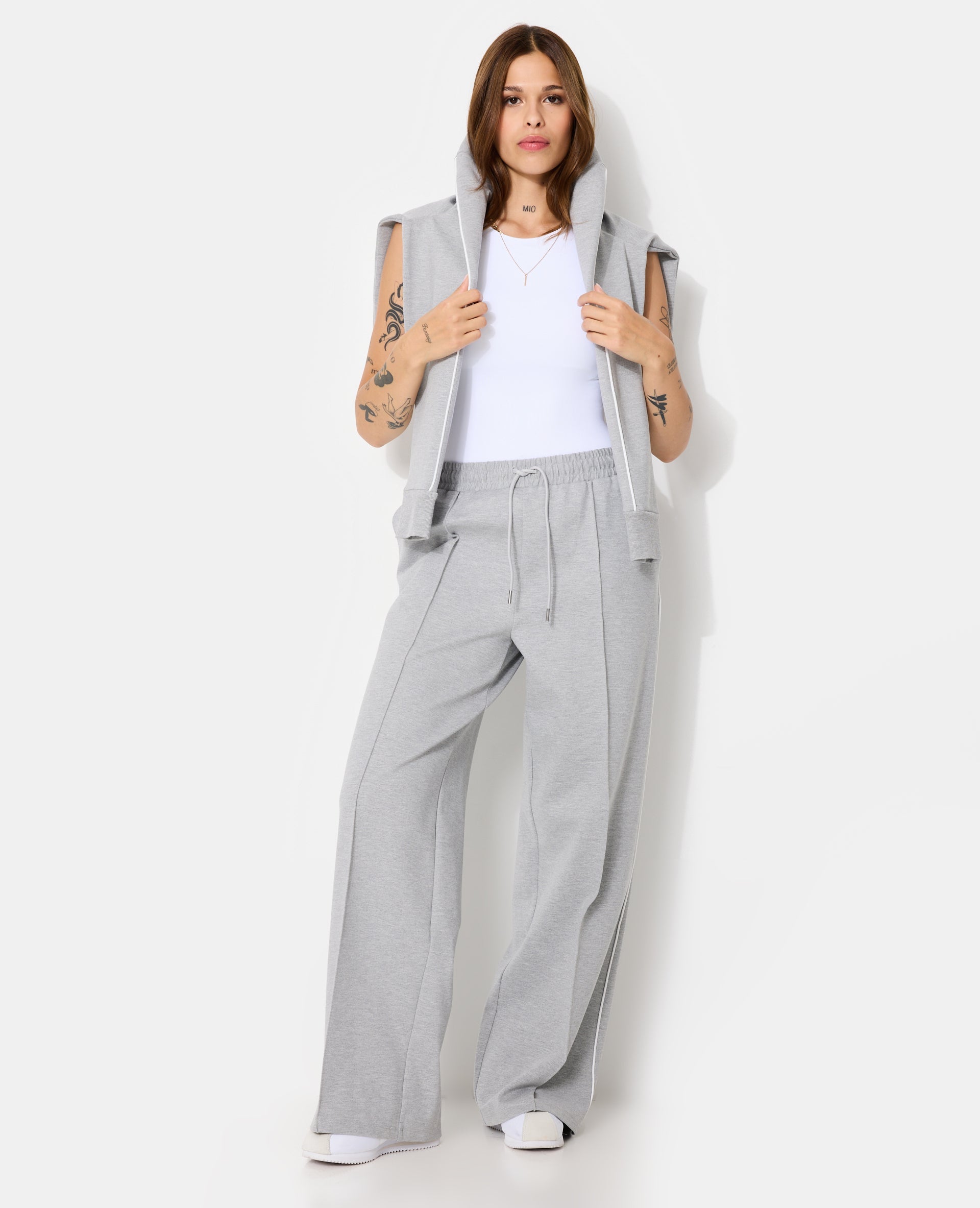 Pantalon esprit sport avec pinces et liserés