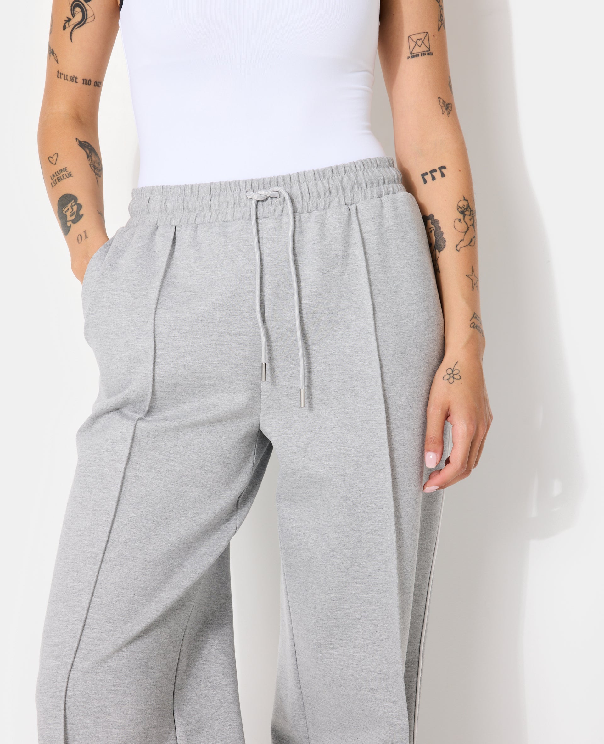 Pantalon esprit sport avec pinces et liserés