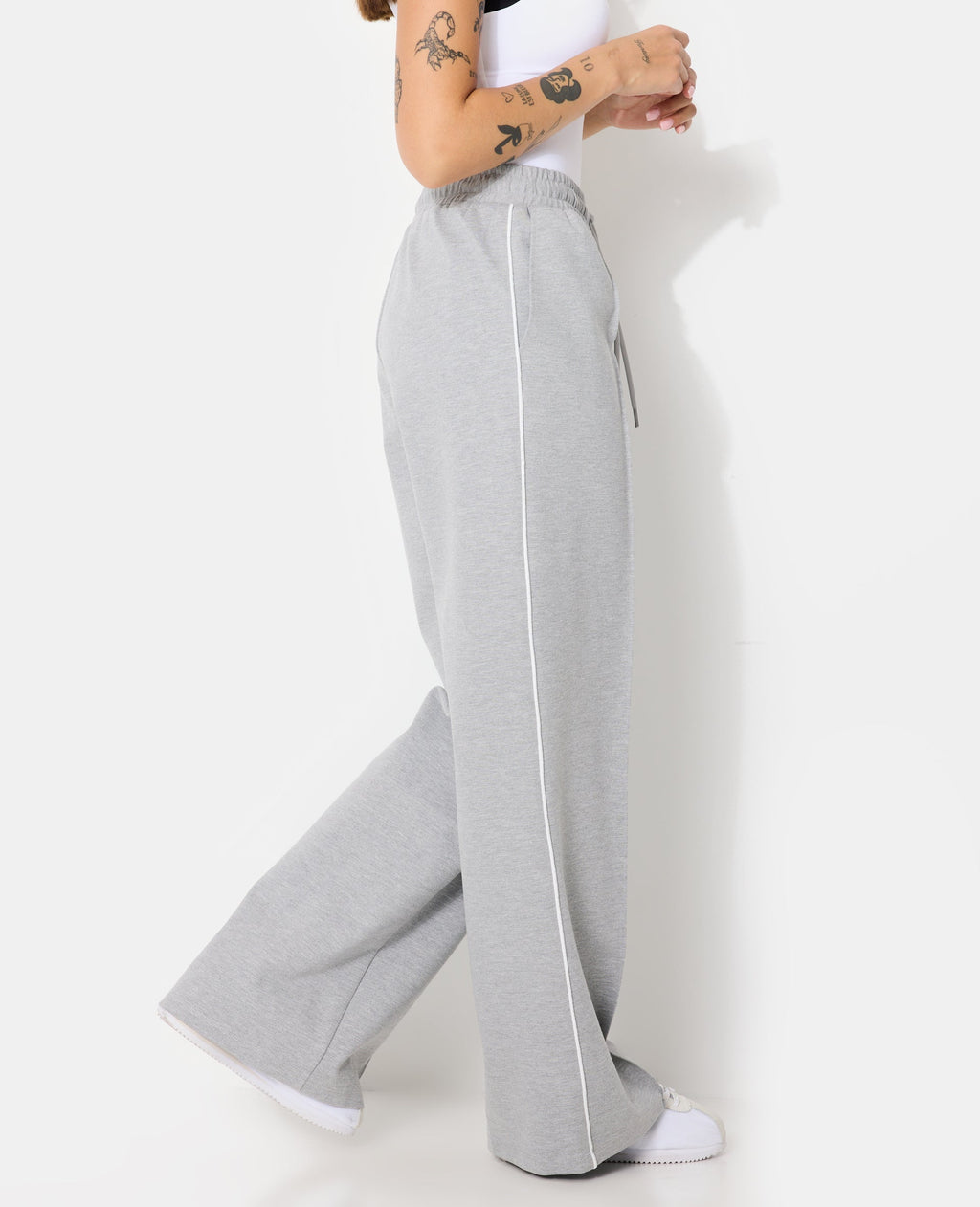 Pantalon esprit sport avec pinces et liserés