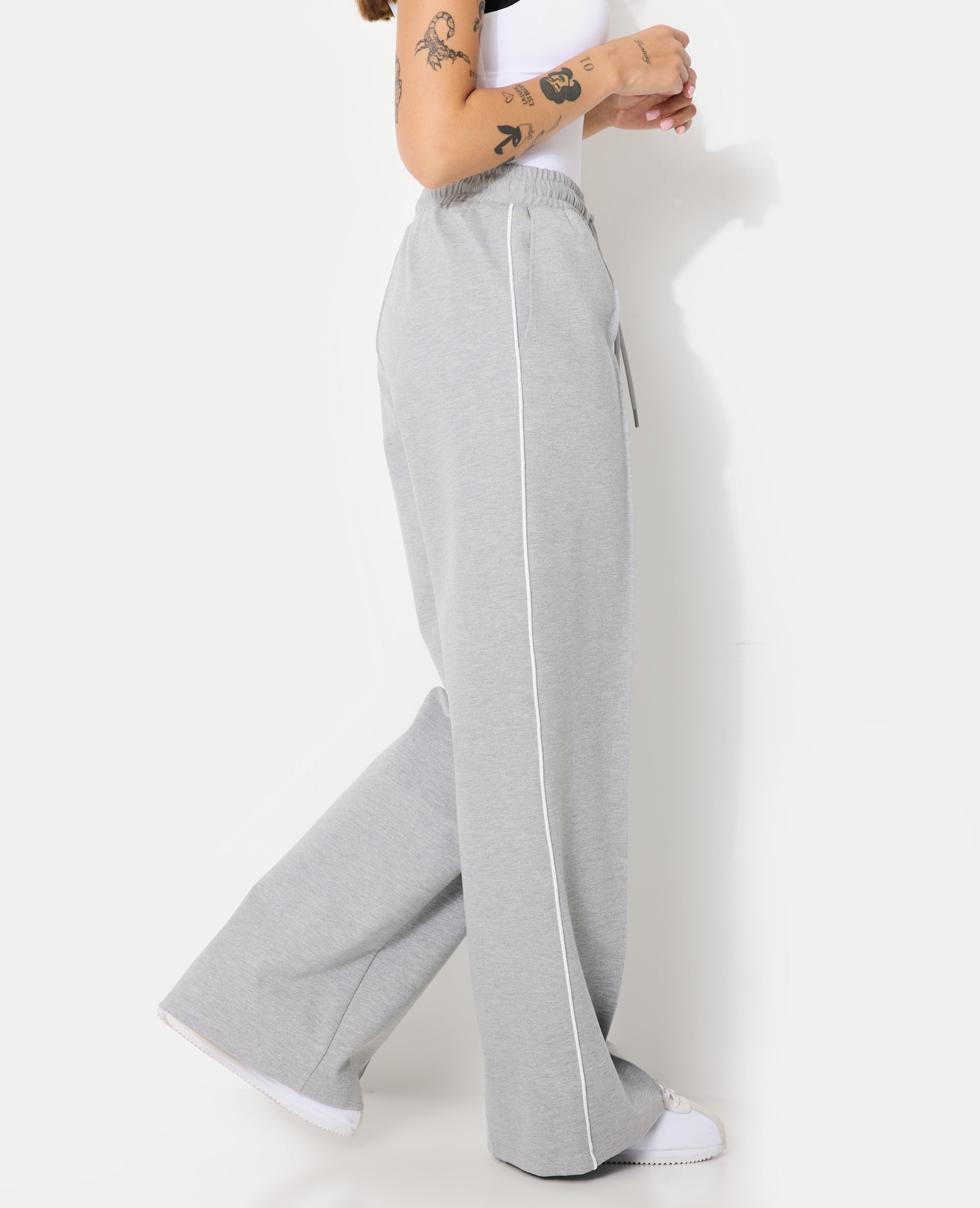Pantalon esprit sport avec pinces et liserés