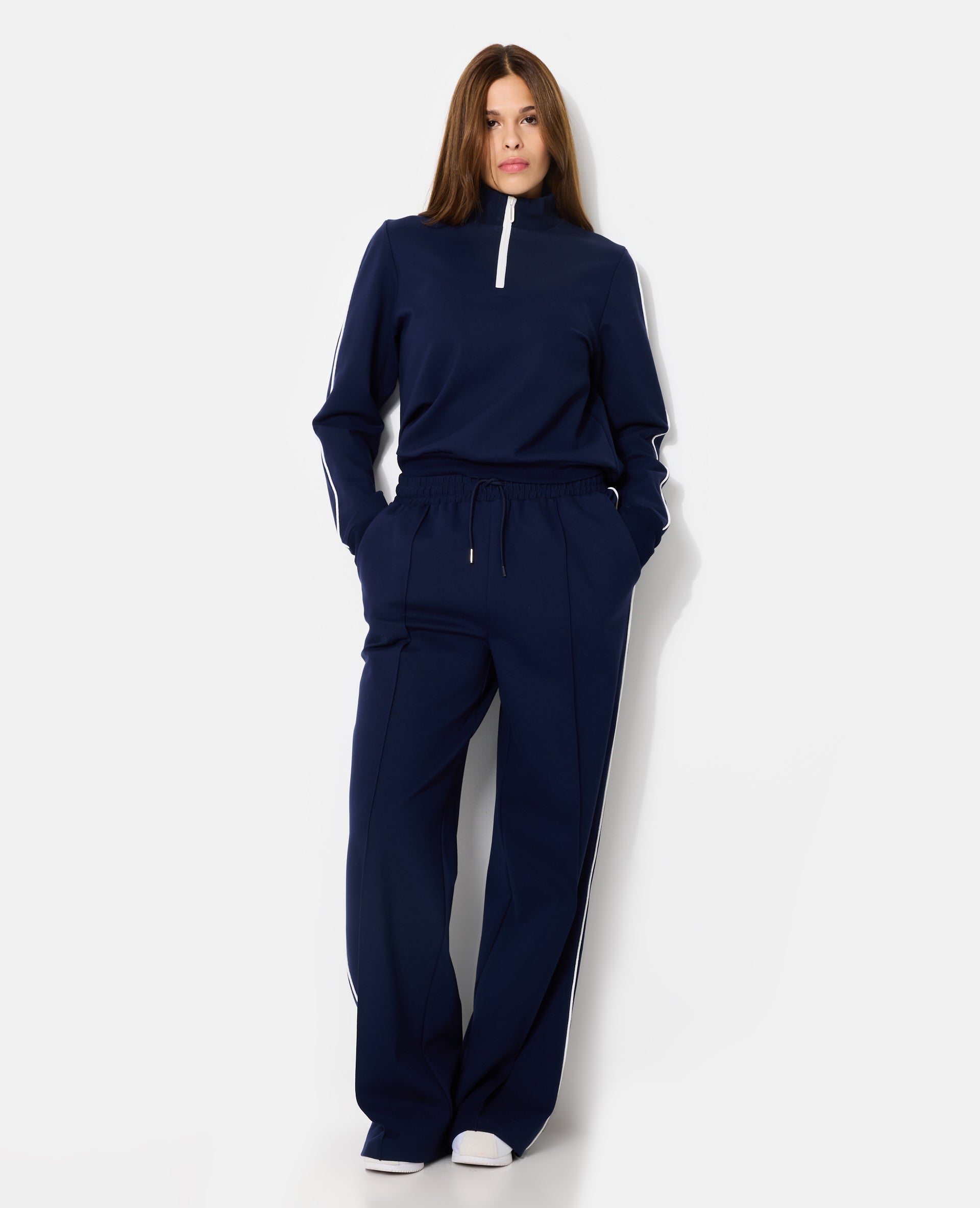 Pantalon esprit sport avec pinces et liserés