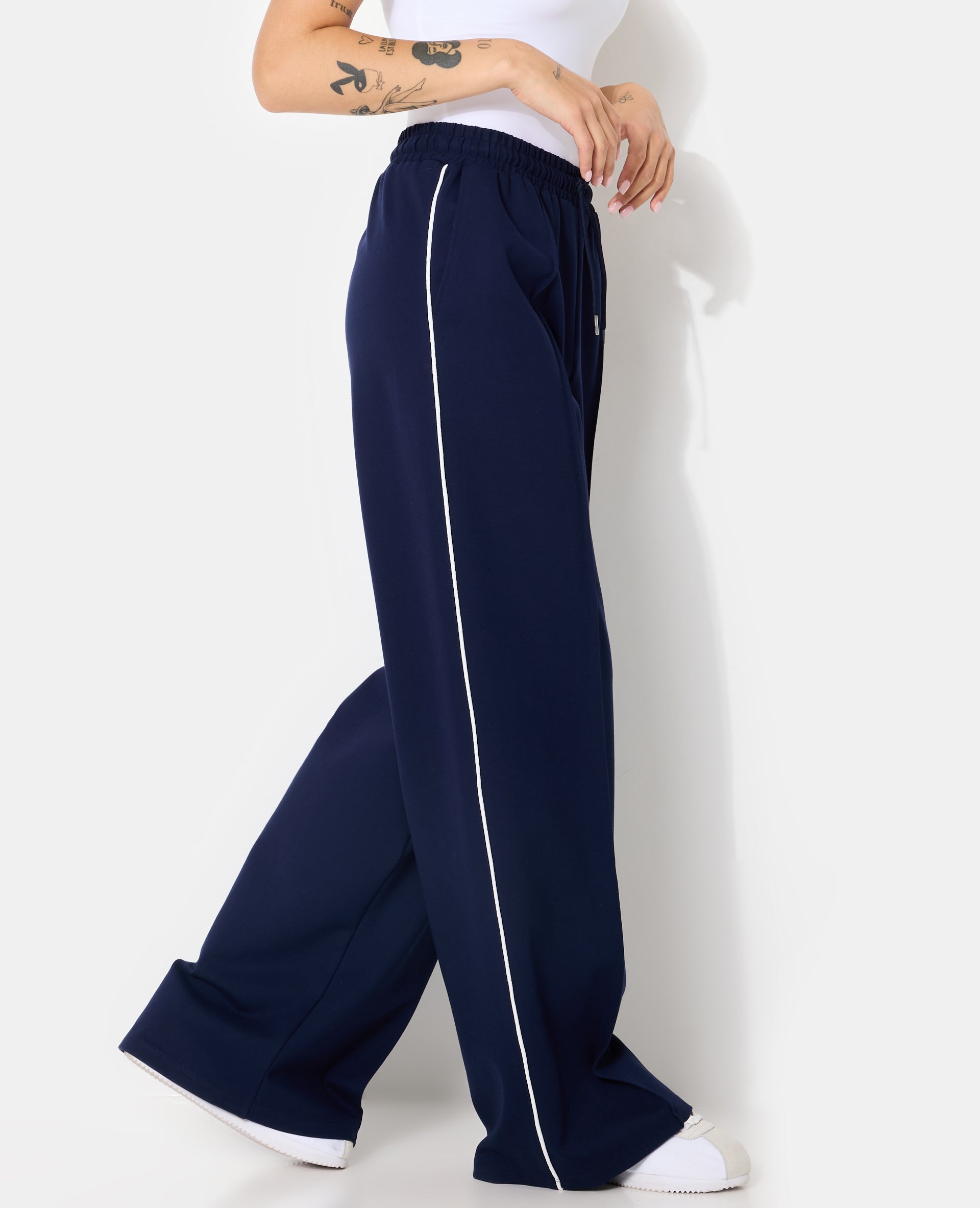 Pantalon esprit sport avec pinces et liserés