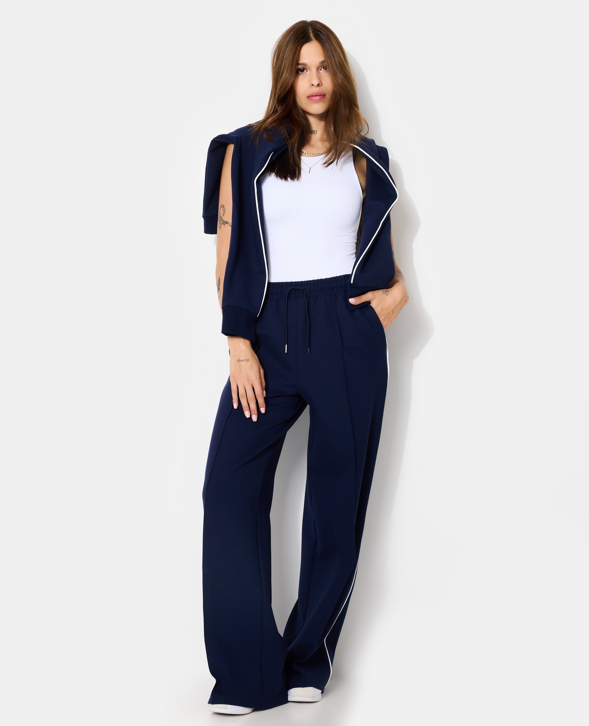Pantalon esprit sport avec pinces et liserés