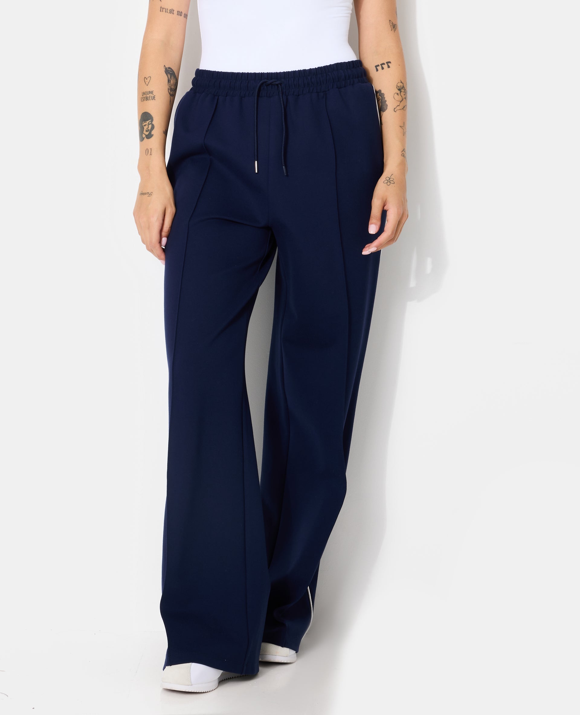 Pantalon esprit sport avec pinces et liserés