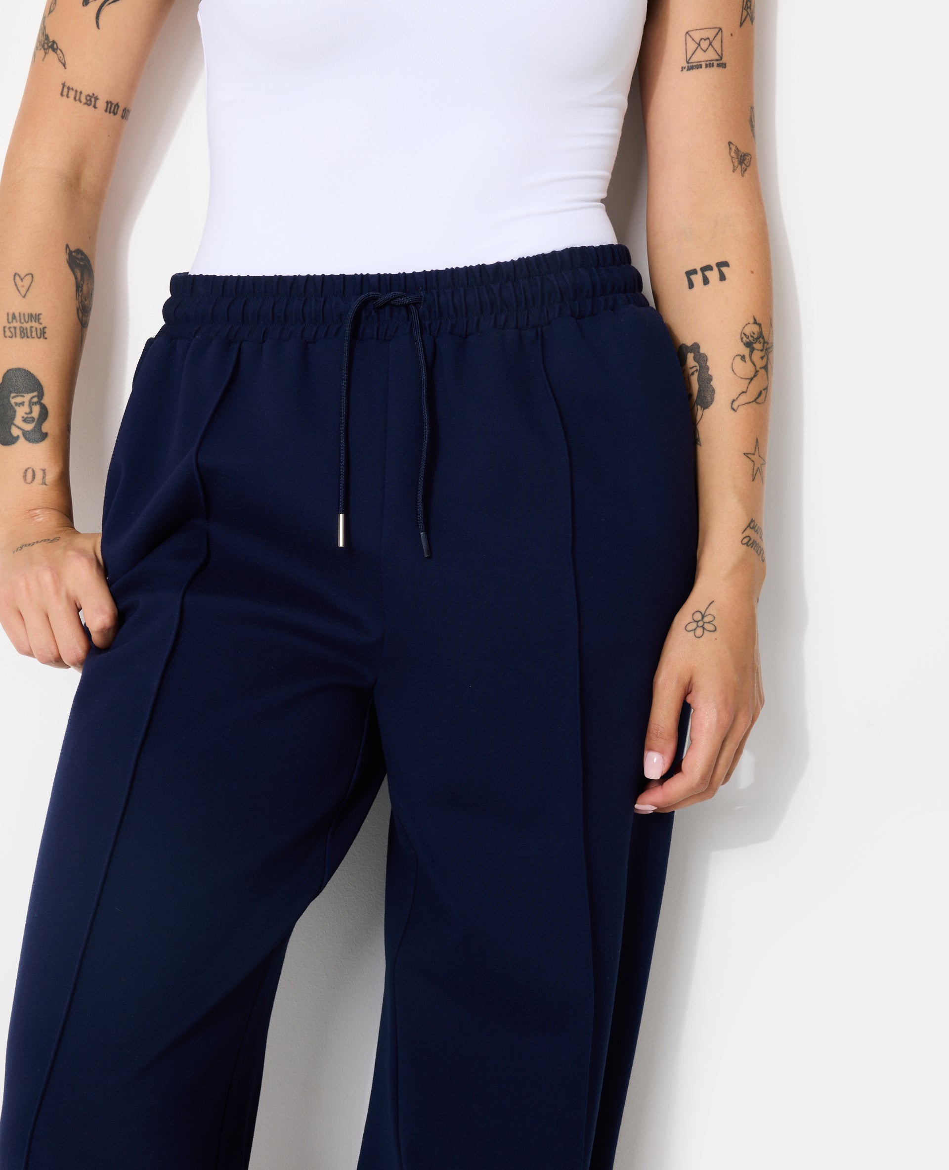Pantalon esprit sport avec pinces et liserés