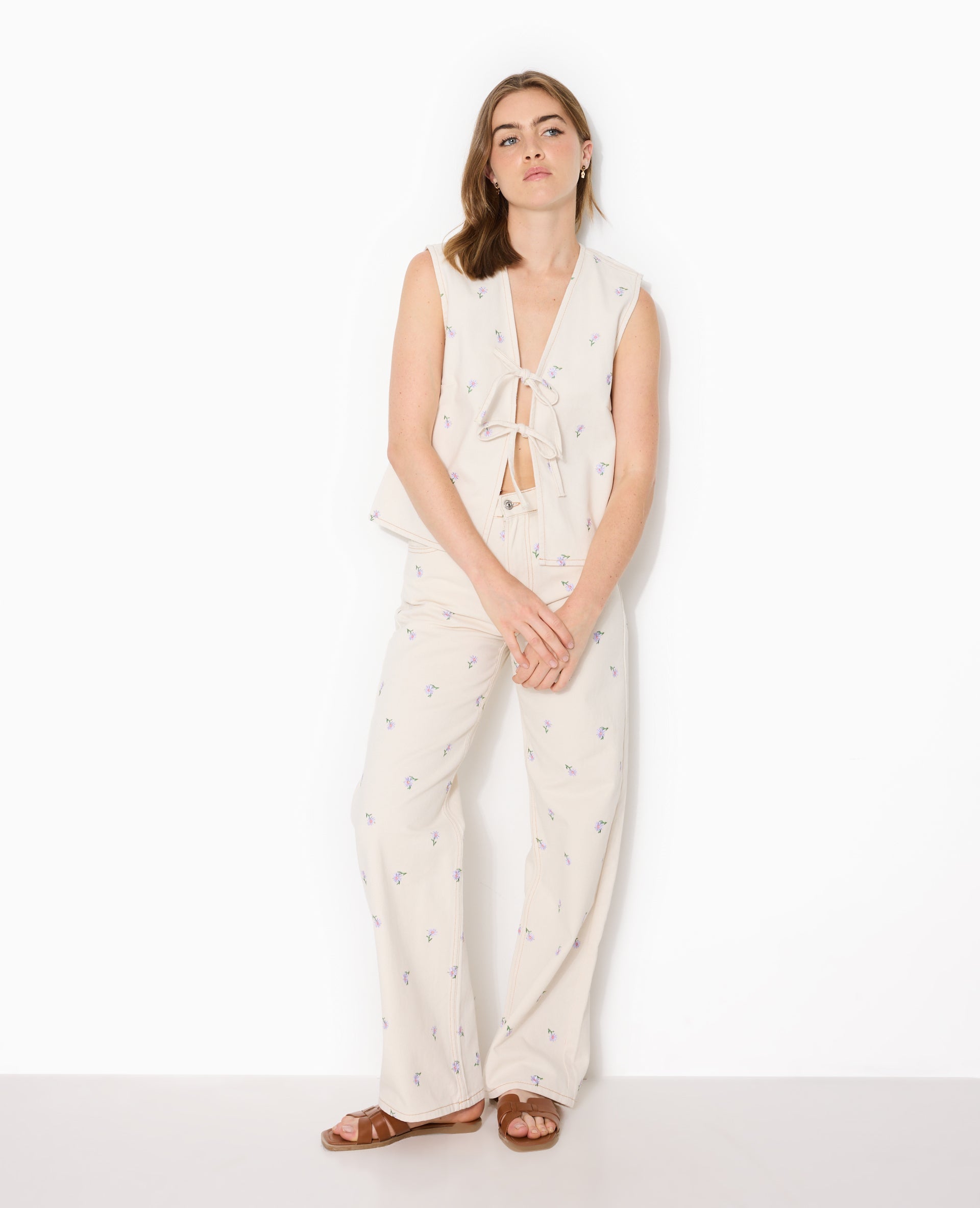 Jean straight taille haute avec broderies fleurs