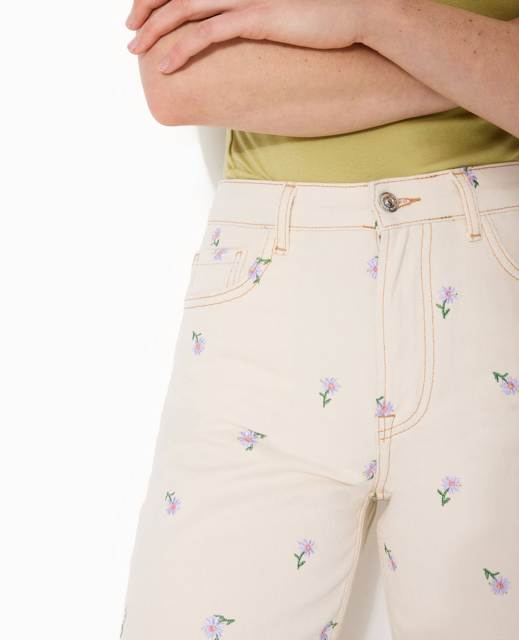 Jean straight taille haute avec broderies fleurs