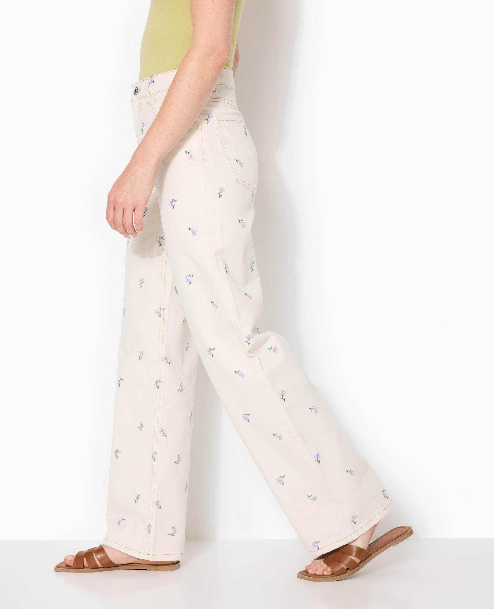 Jean straight taille haute avec broderies fleurs