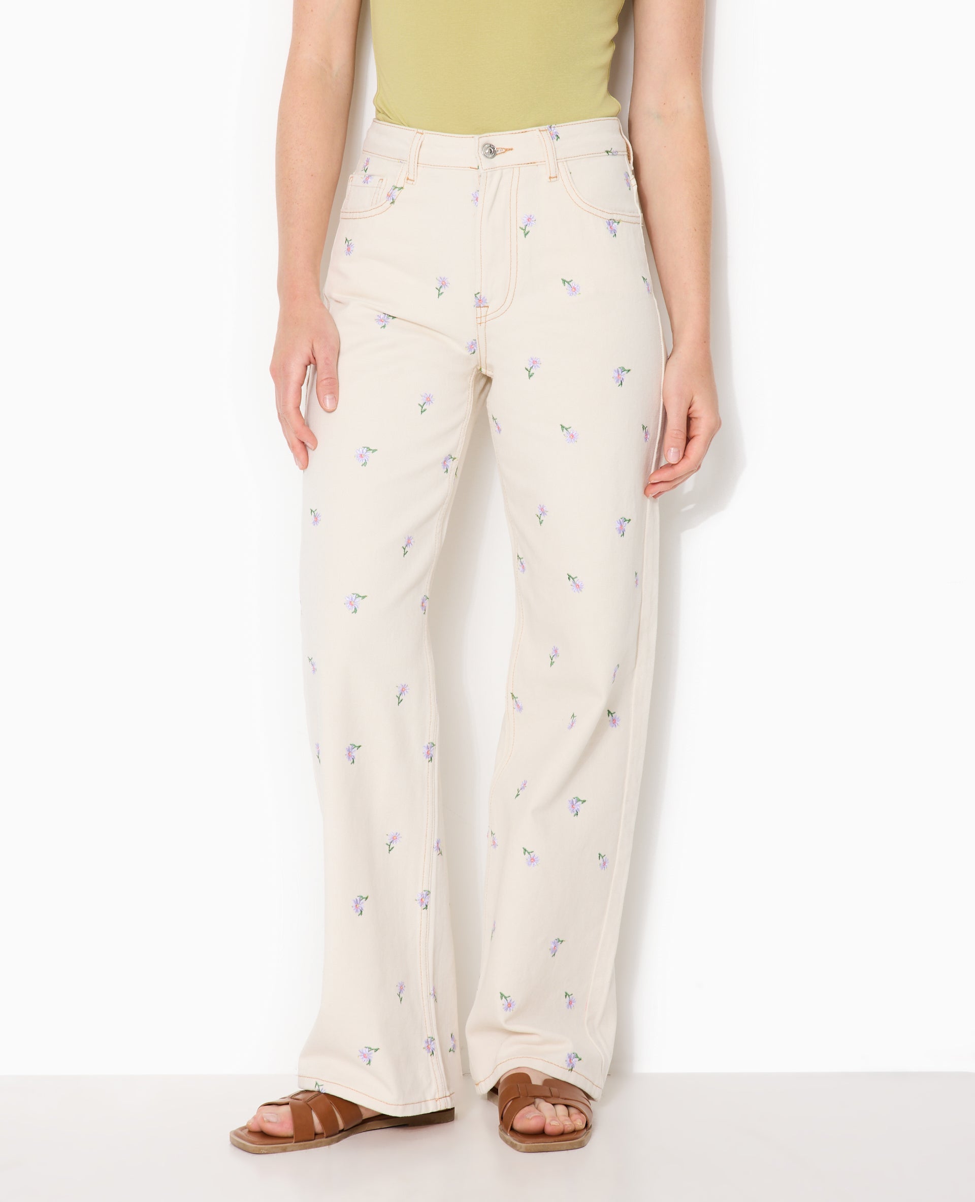 Jean straight taille haute avec broderies fleurs