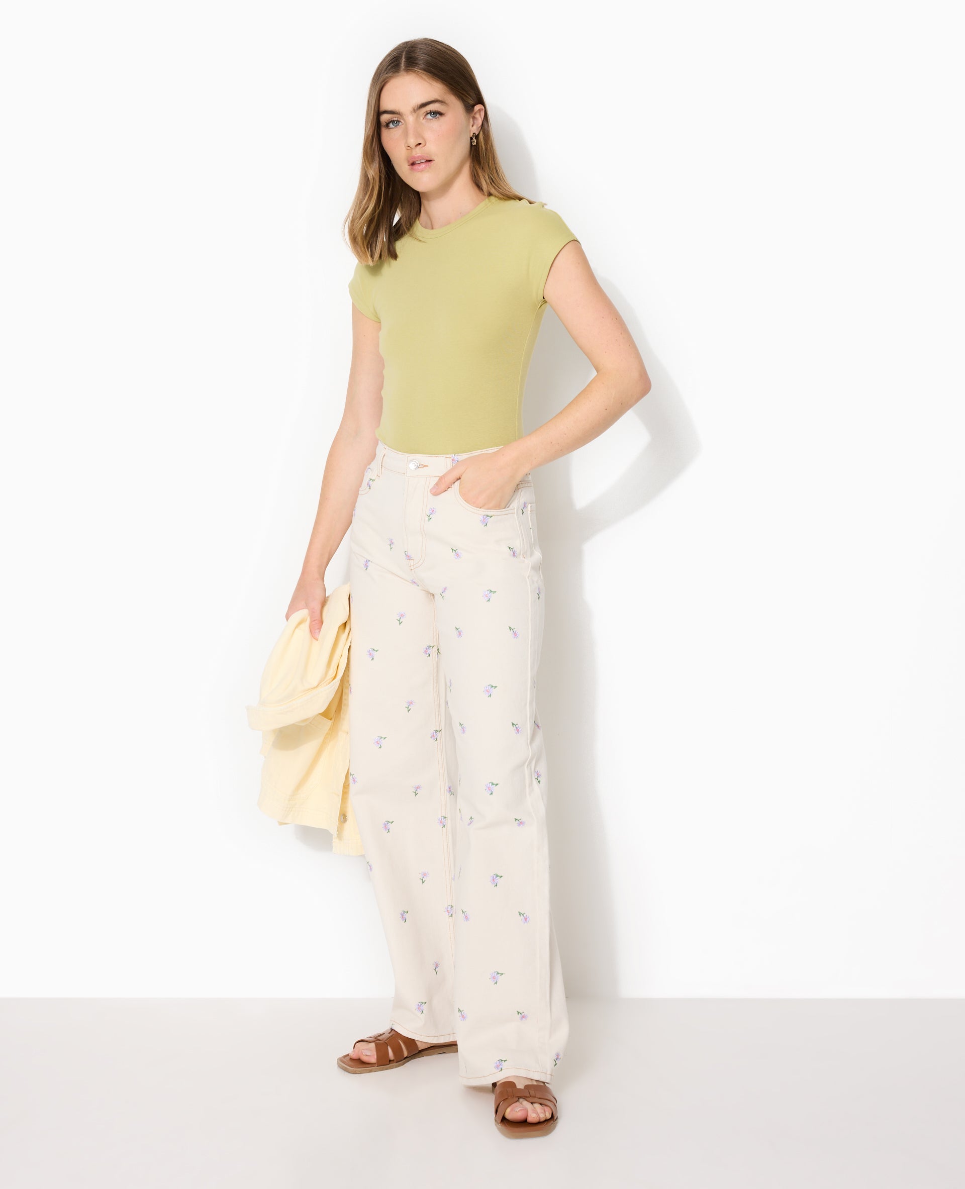 Jean straight taille haute avec broderies fleurs