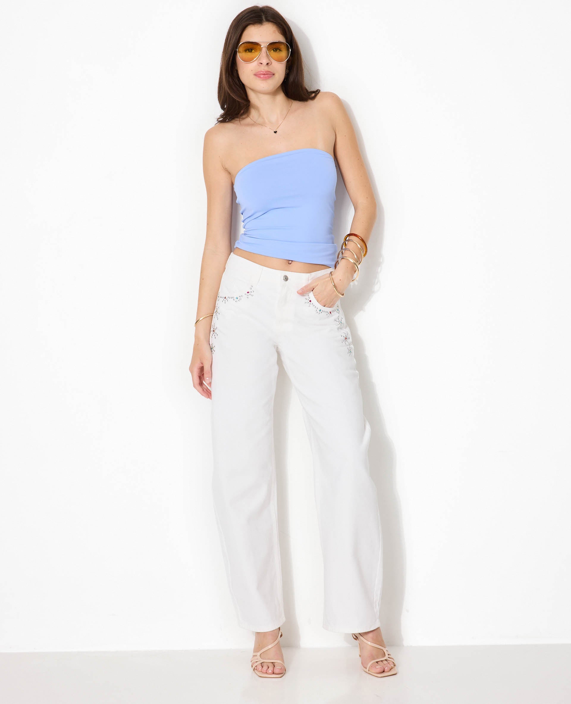 Jean barrel avec clous et strass colorés