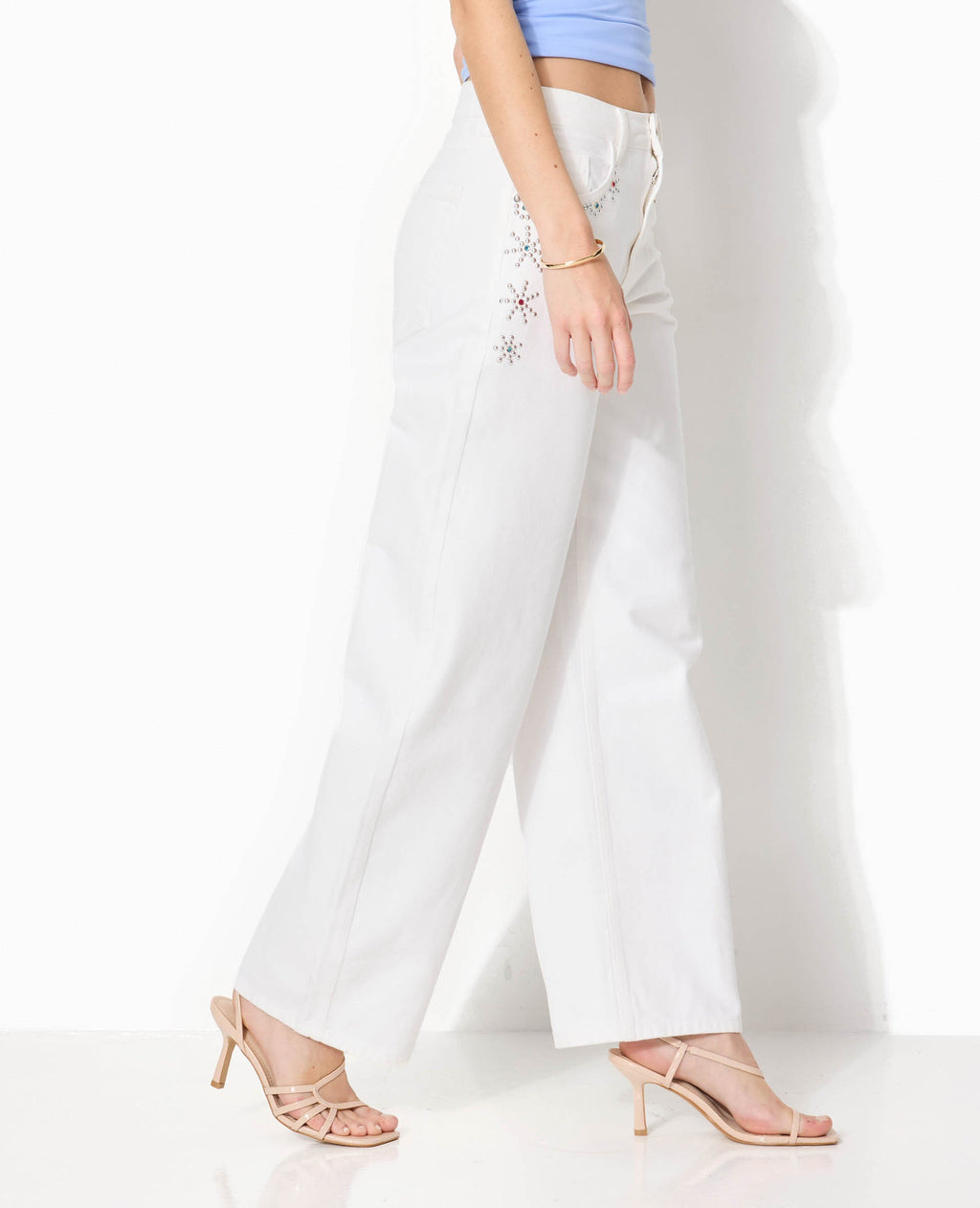 Jean barrel avec clous et strass colorés